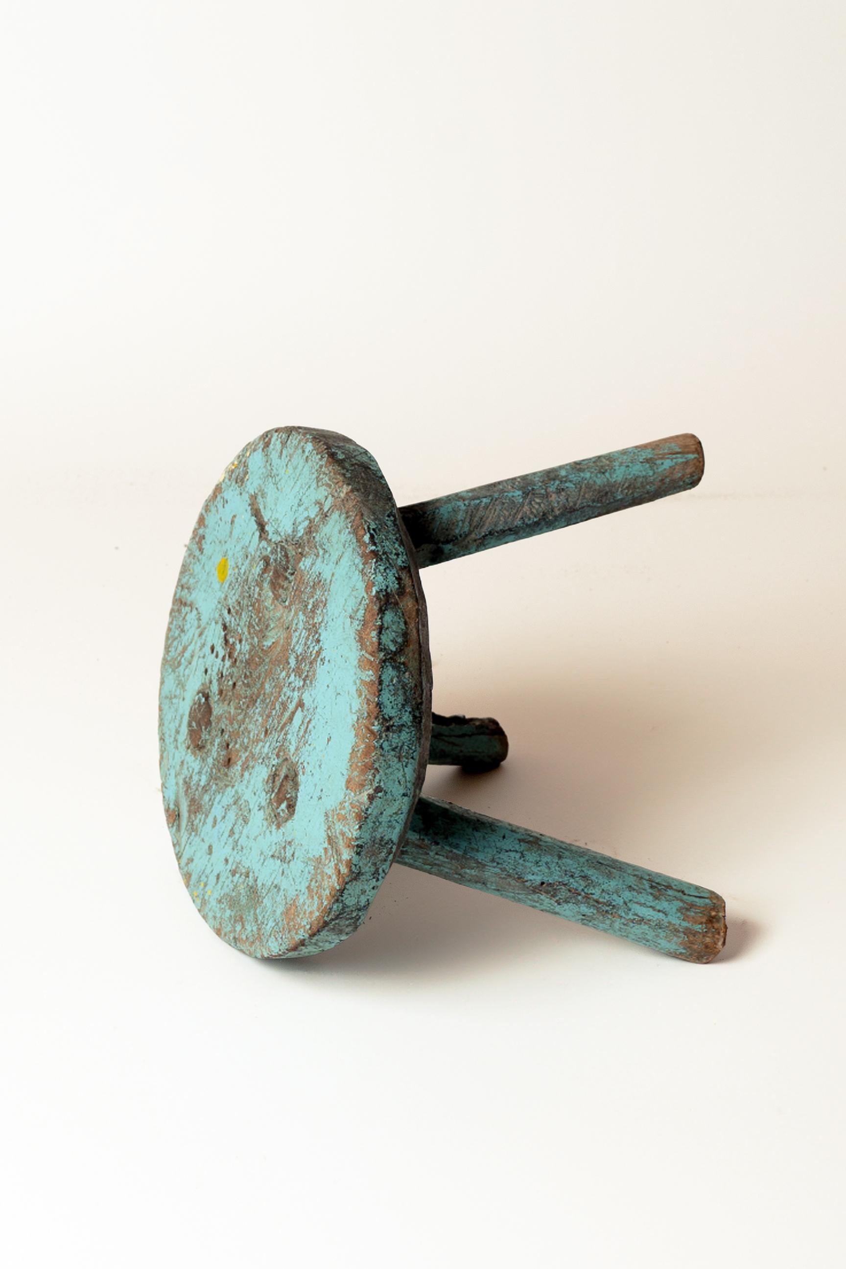 Fait main Ancien tabouret de ferme mexicain en bois de mesquite pour la traite des vaches en vente