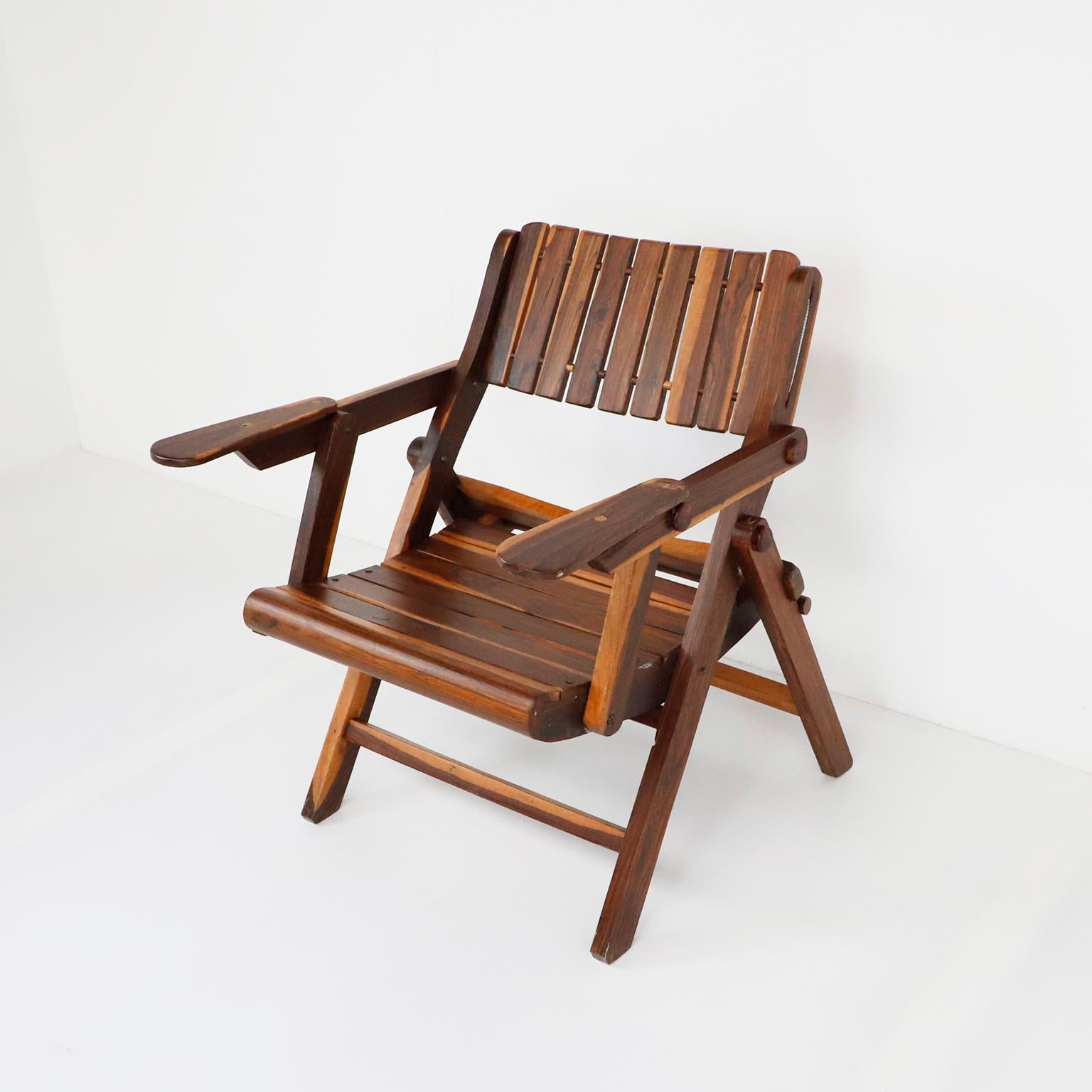Circa 1970. Nous vous proposons cet antique fauteuil pliant mexicain en bois massif de Cocobolo.