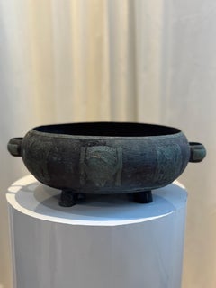 Bol rituel mexicain ancien à quatre pieds avec motifs de guerrier aztèque en relief