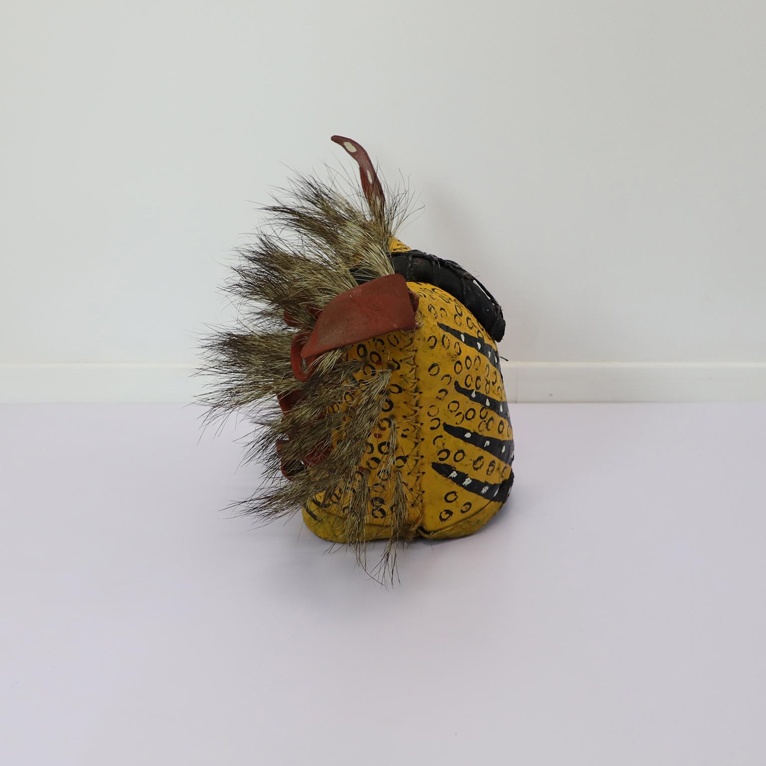 Alrededor de 1960. Te ofrecemos esta antigua máscara mexicana de Jaguar realizada en cuero, espejo para los ojos y cerdas de jabalí.
Estas máscaras representan jaguares y tigres utilizados en las ceremonias que se llevan a cabo en Zitlala, Guerrero,
