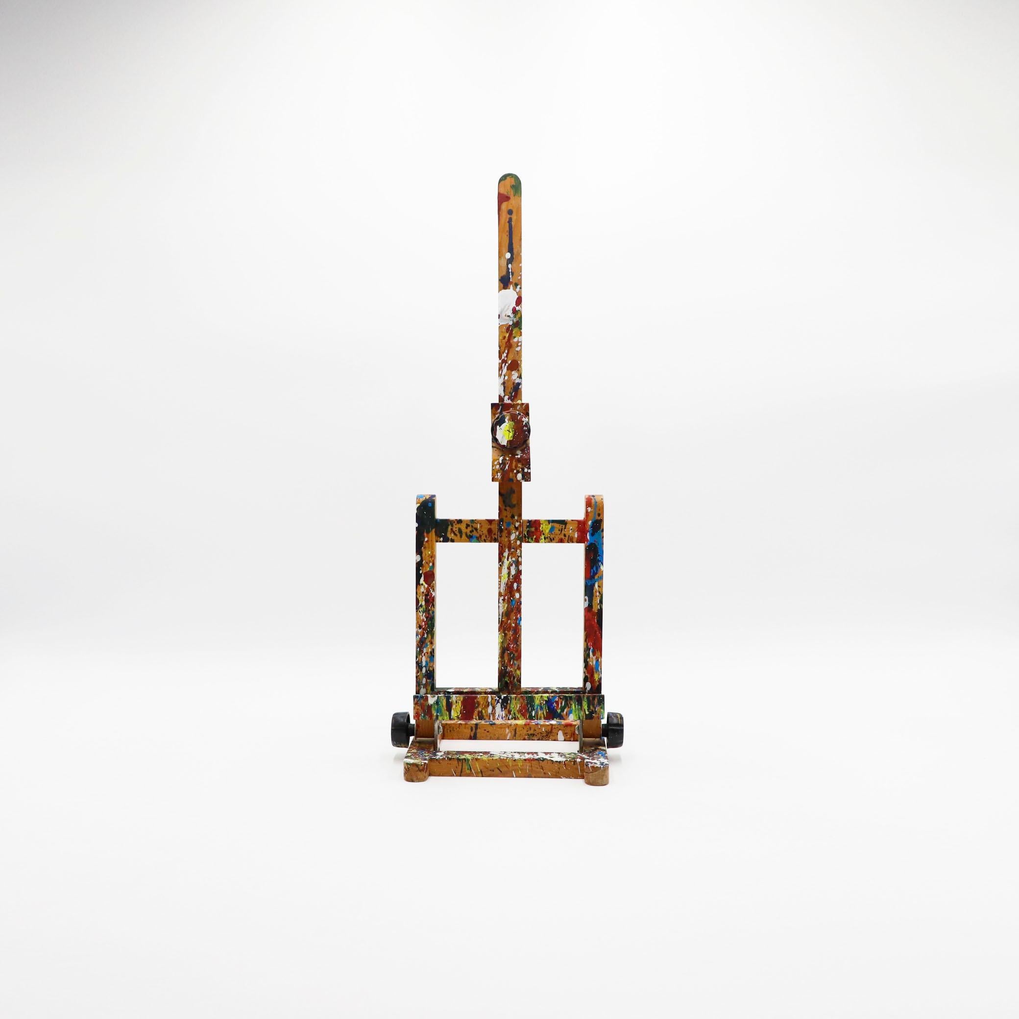Ancien petit chevalet d'artiste en bois peint mexicain, fabriqué en bois massif, circa 1970.