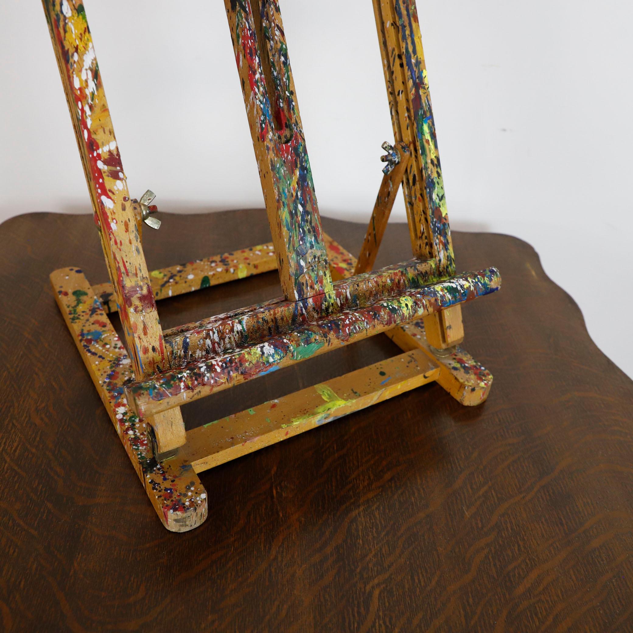 Ancien petit chevalet d'artiste en bois peint mexicain, fabriqué en bois massif, circa 1970.