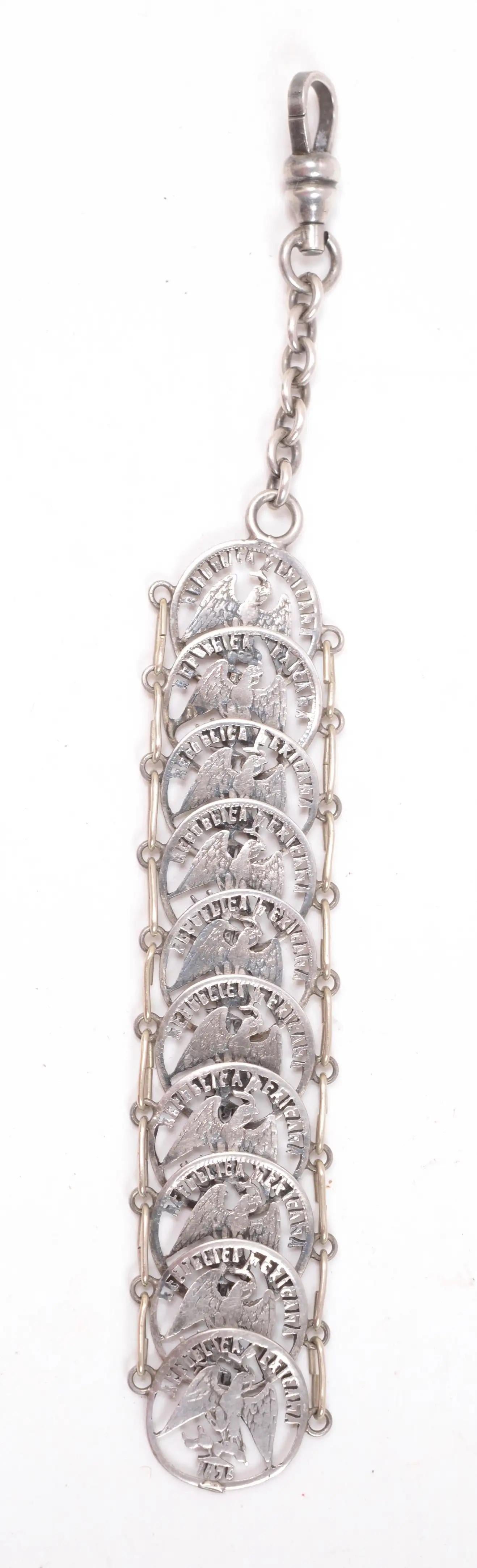 Antigua cadena de leontina de reloj mexicano, con 10 monedas mexicanas de 5 centavos de plata del 0,90 recortadas y fechadas a finales del s. XIX. Las monedas tienen barras que las unen por los lados y está rematada por una cadena de eslabones de
