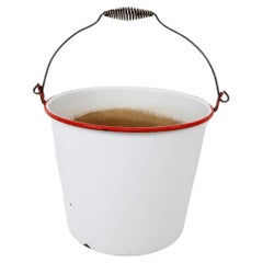 Cubo mexicano antiguo de esmalte blanco