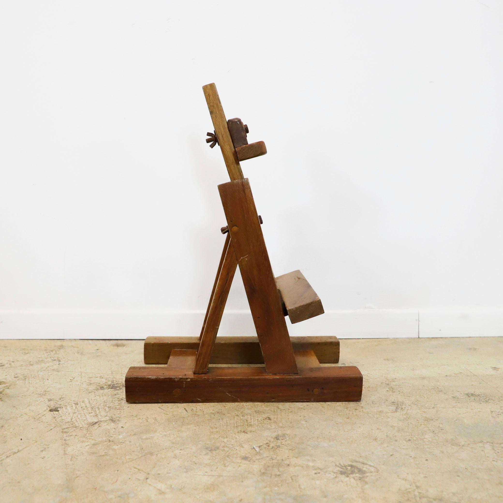 Petit chevalet d'artiste mexicain ancien en bois massif, circa 1950.