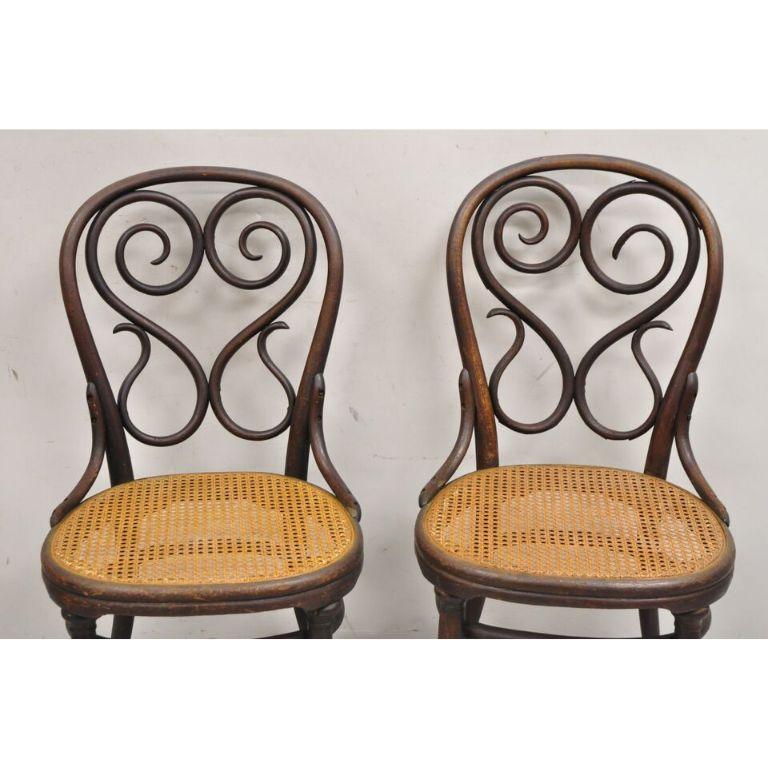 Art nouveau Ancienne paire de chaises de salle à manger de café Daum en bentwood et canne, Michael Thonet #4 en vente