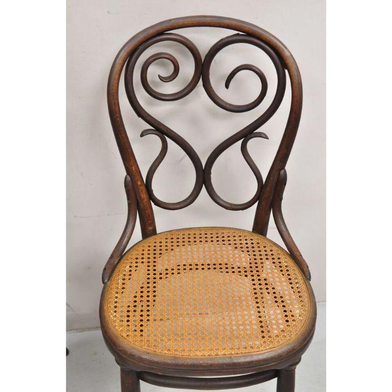 20ième siècle Ancienne paire de chaises de salle à manger de café Daum en bentwood et canne, Michael Thonet #4 en vente