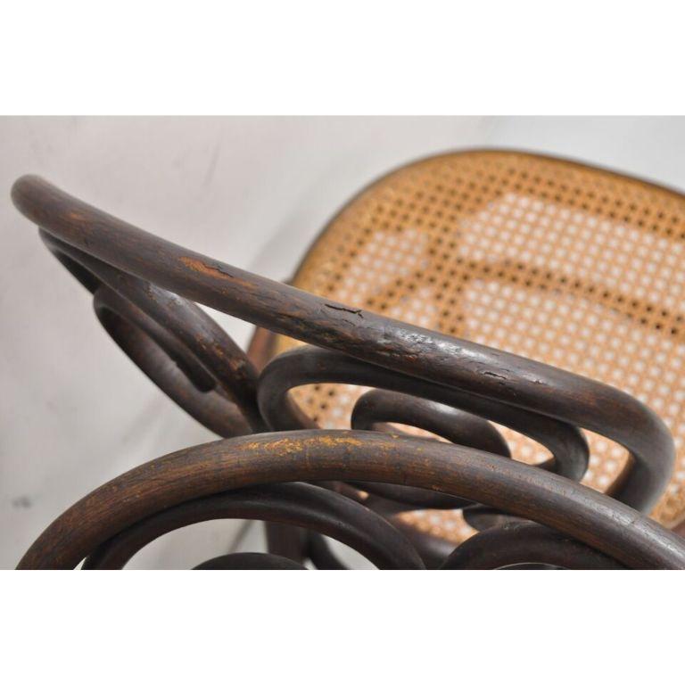 Ancienne paire de chaises de salle à manger de café Daum en bentwood et canne, Michael Thonet #4 en vente 2