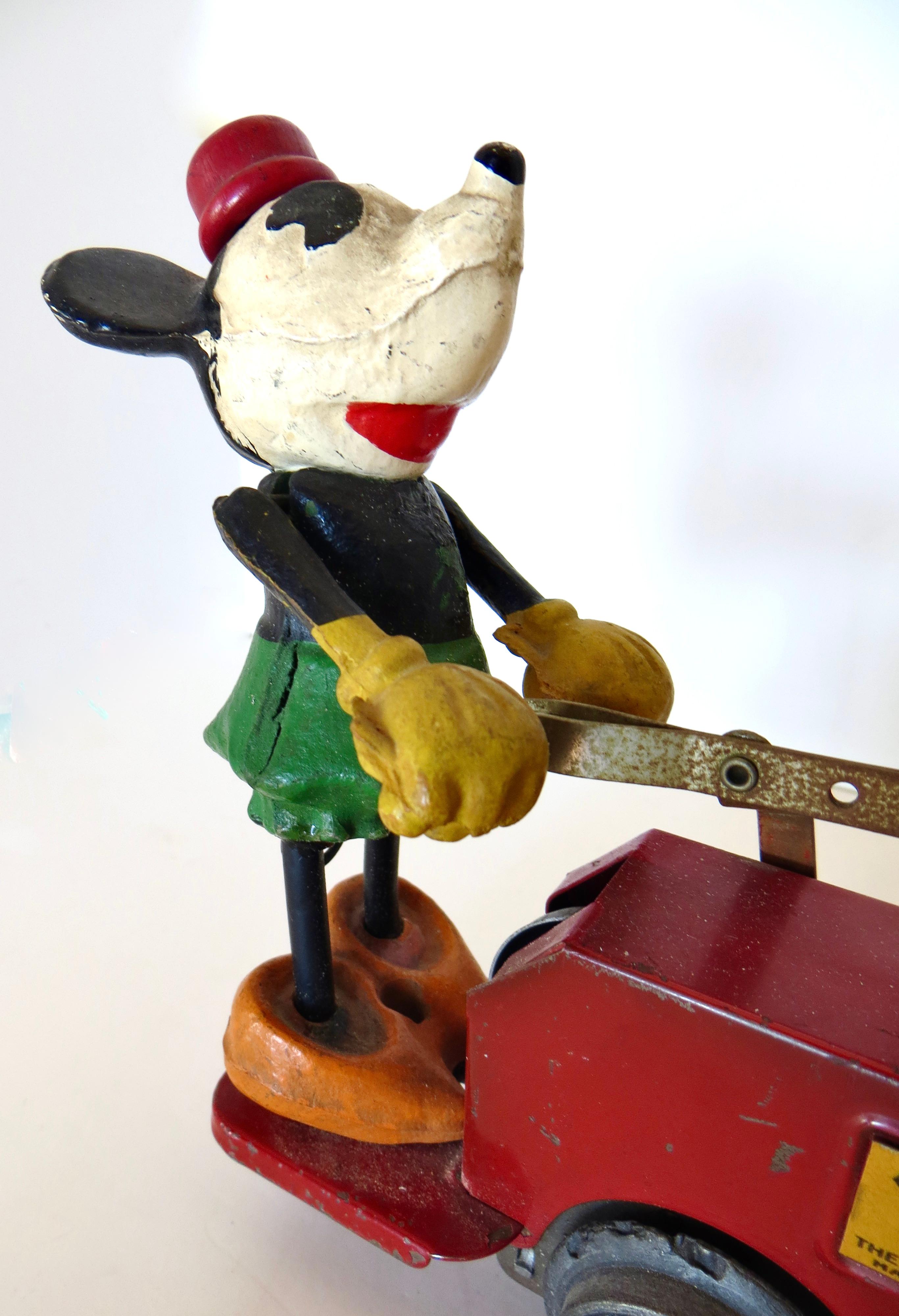 Coche de mano (vagón de tren) antiguo de Mickey/Minnie Mouse de la preguerra de 1934; fabricado por The Lionel Train Company en colaboración con Walt Disney Enterprises. El coche de juguete a cuerda presenta a Mickey Mouse y Minnie Mouse bombeando