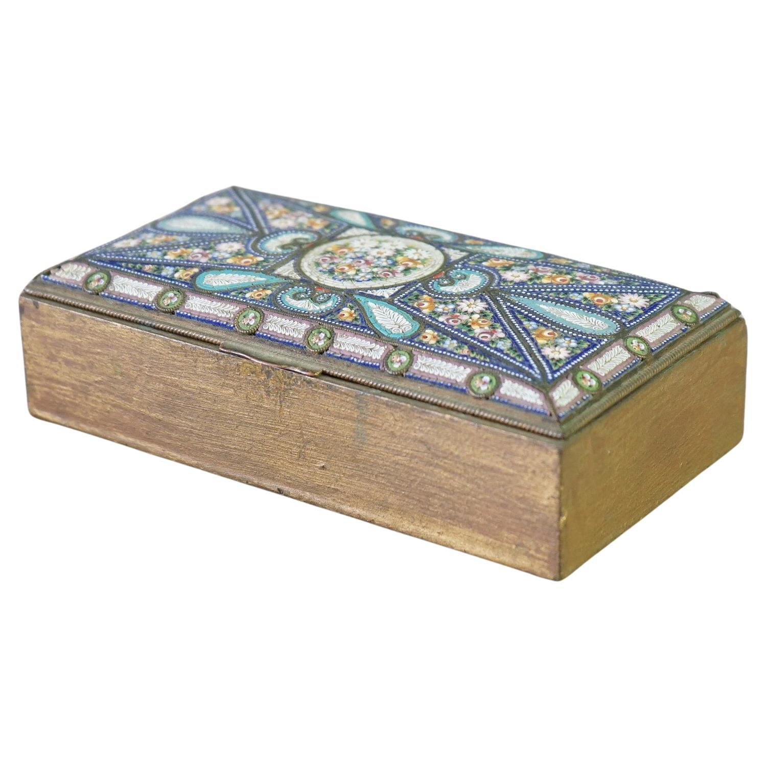 An antique dresser box offers bronze construction with micro mosaic top having floral decoration, 19th century

Measures - 3.25