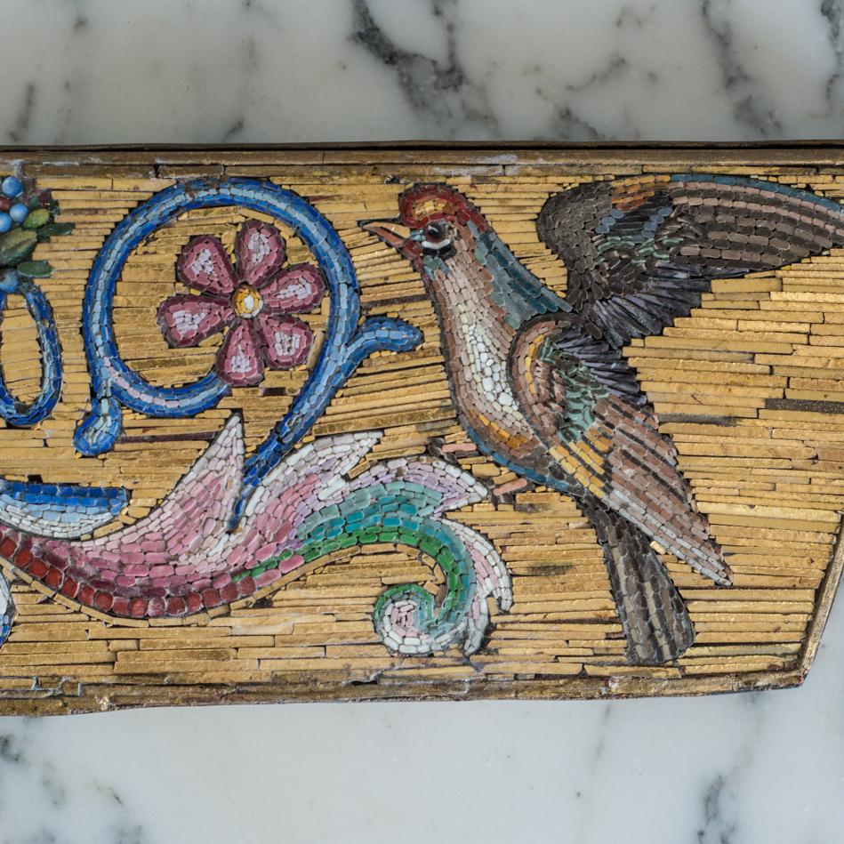 Mosaïque Plaque ancienne en micro-mosaïque or et multicolore avec oiseaux et fleurs en vente