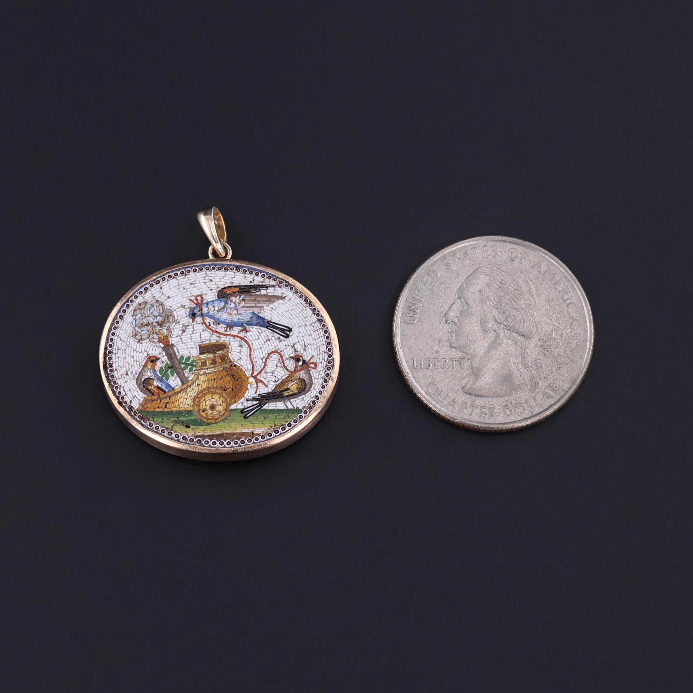 Jeton d'amour antique en micromosaïque : Cet exquis pendentif en micromosaïque de l'époque géorgienne, datant d'environ 1830, représente magnifiquement le char de Vénus, tiré par trois oiseaux. Symbole intemporel d'amour et de beauté, cette pièce