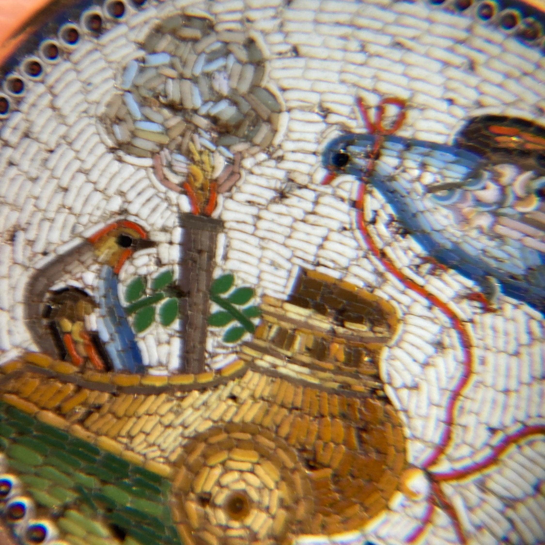 Pendentif oiseau ancien en or 14 carats et micromosaïque Bon état - En vente à Lewisburg, PA
