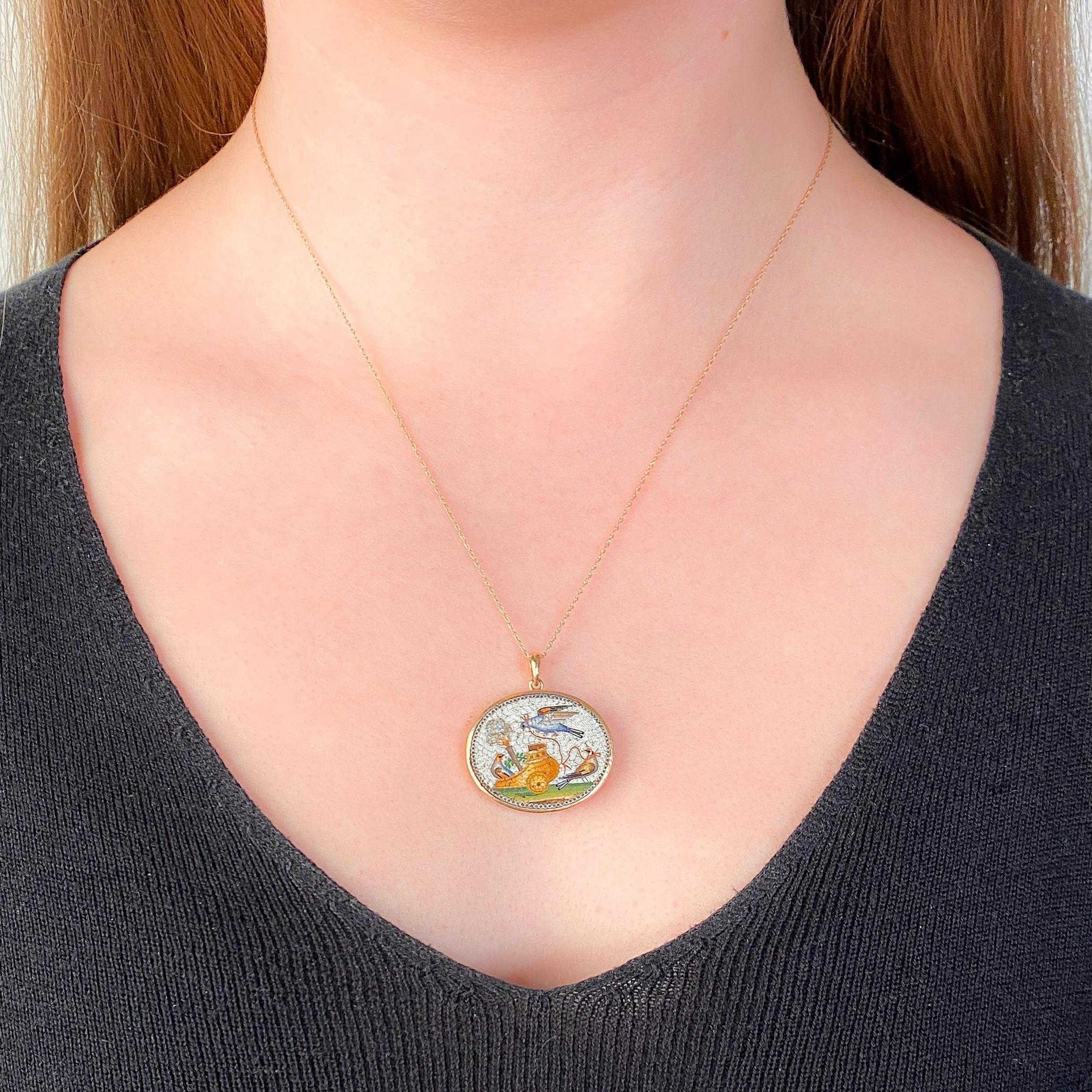 Pendentif oiseau ancien en or 14 carats et micromosaïque Pour femmes en vente