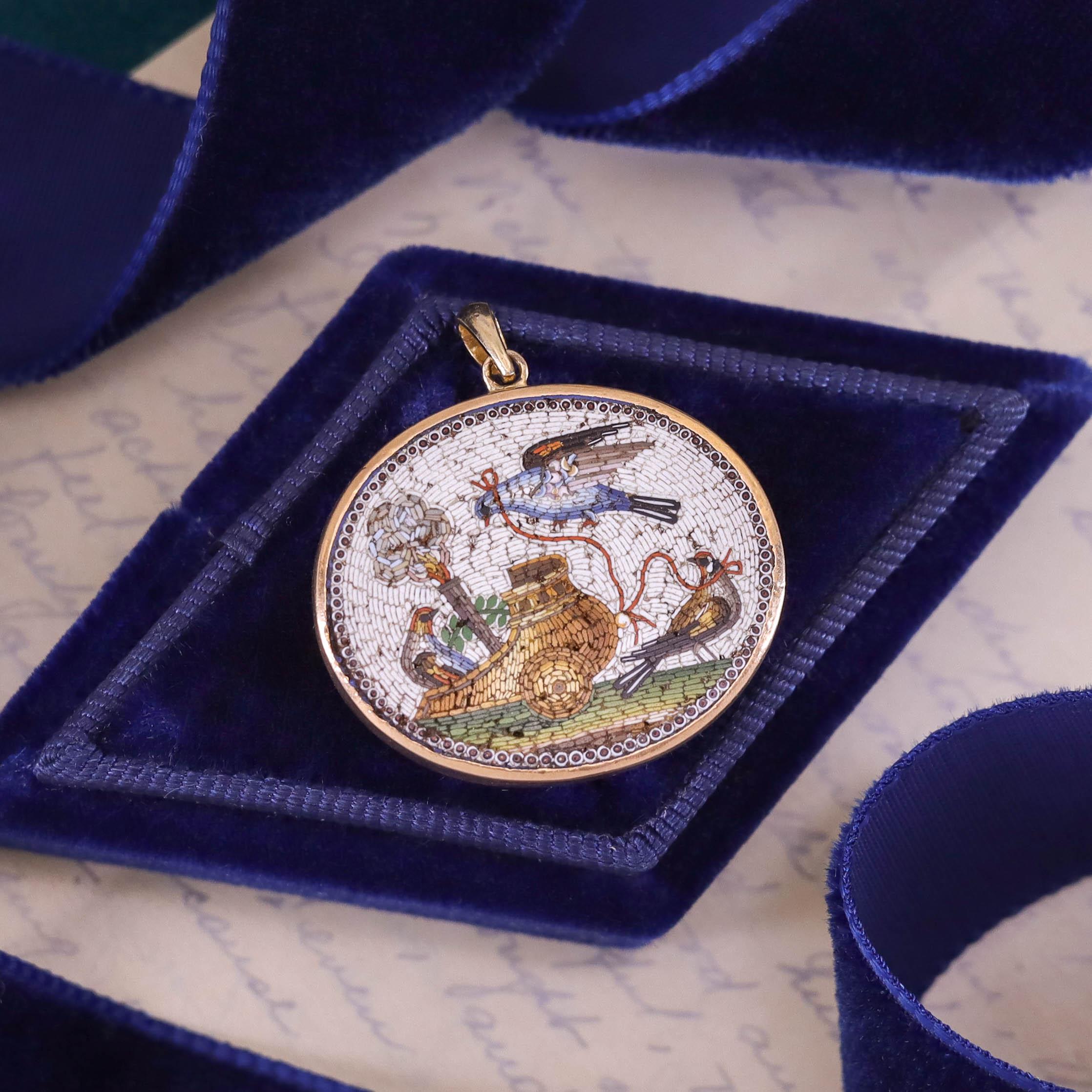 Pendentif oiseau ancien en or 14 carats et micromosaïque en vente 1