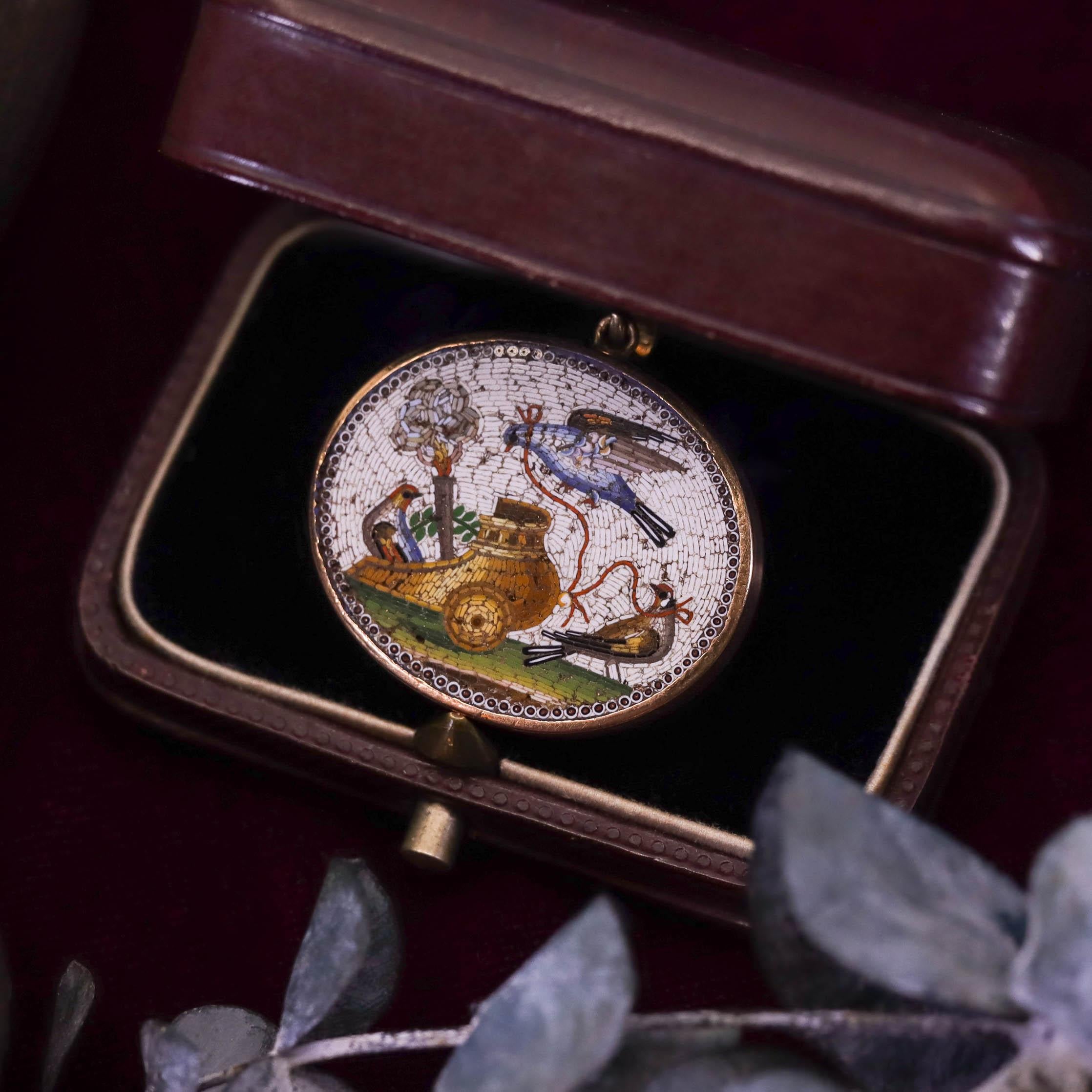 Colgante Antiguo Micromosaico Pájaro de Oro de 14k en venta 2