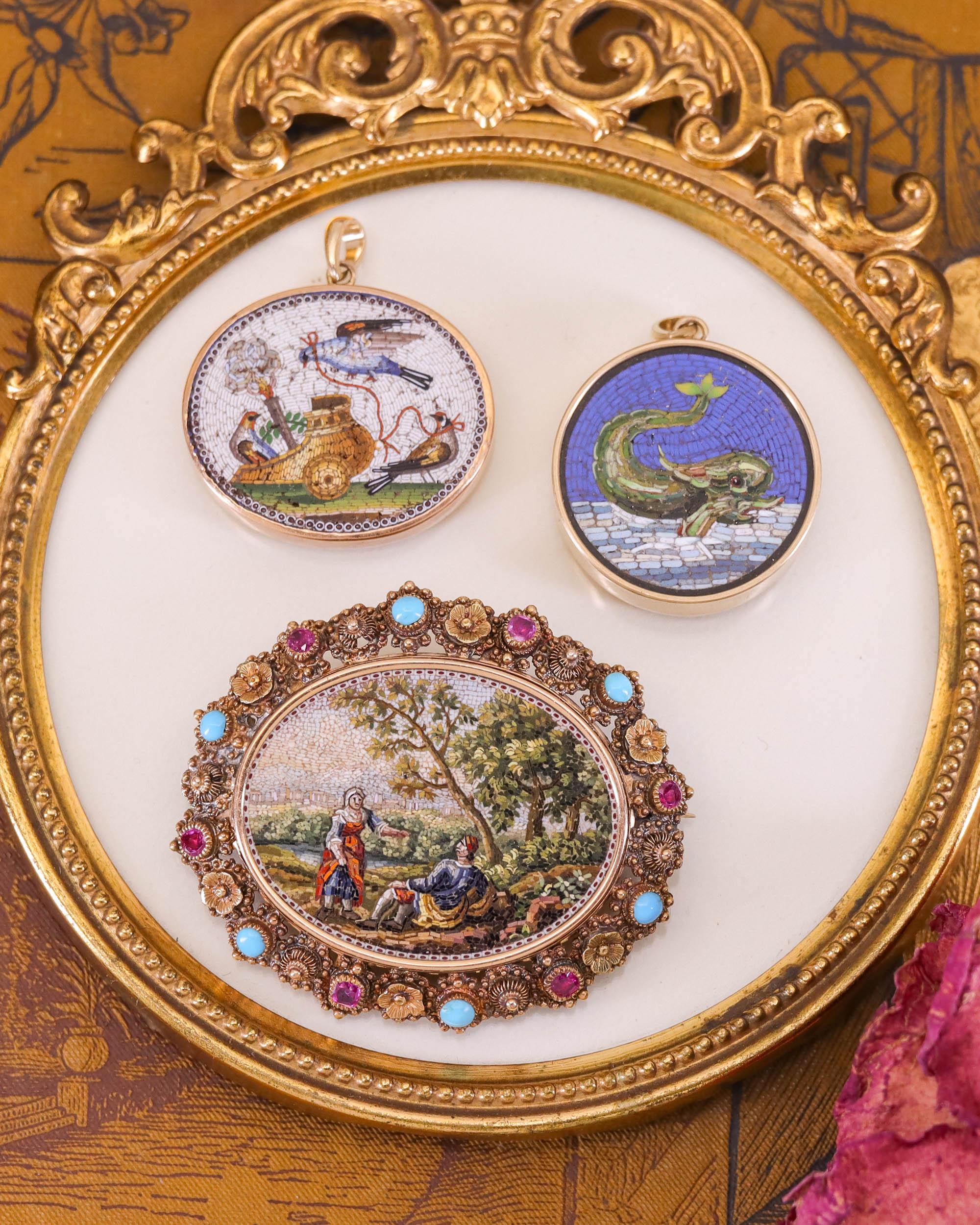 Pendentif oiseau ancien en or 14 carats et micromosaïque en vente 2