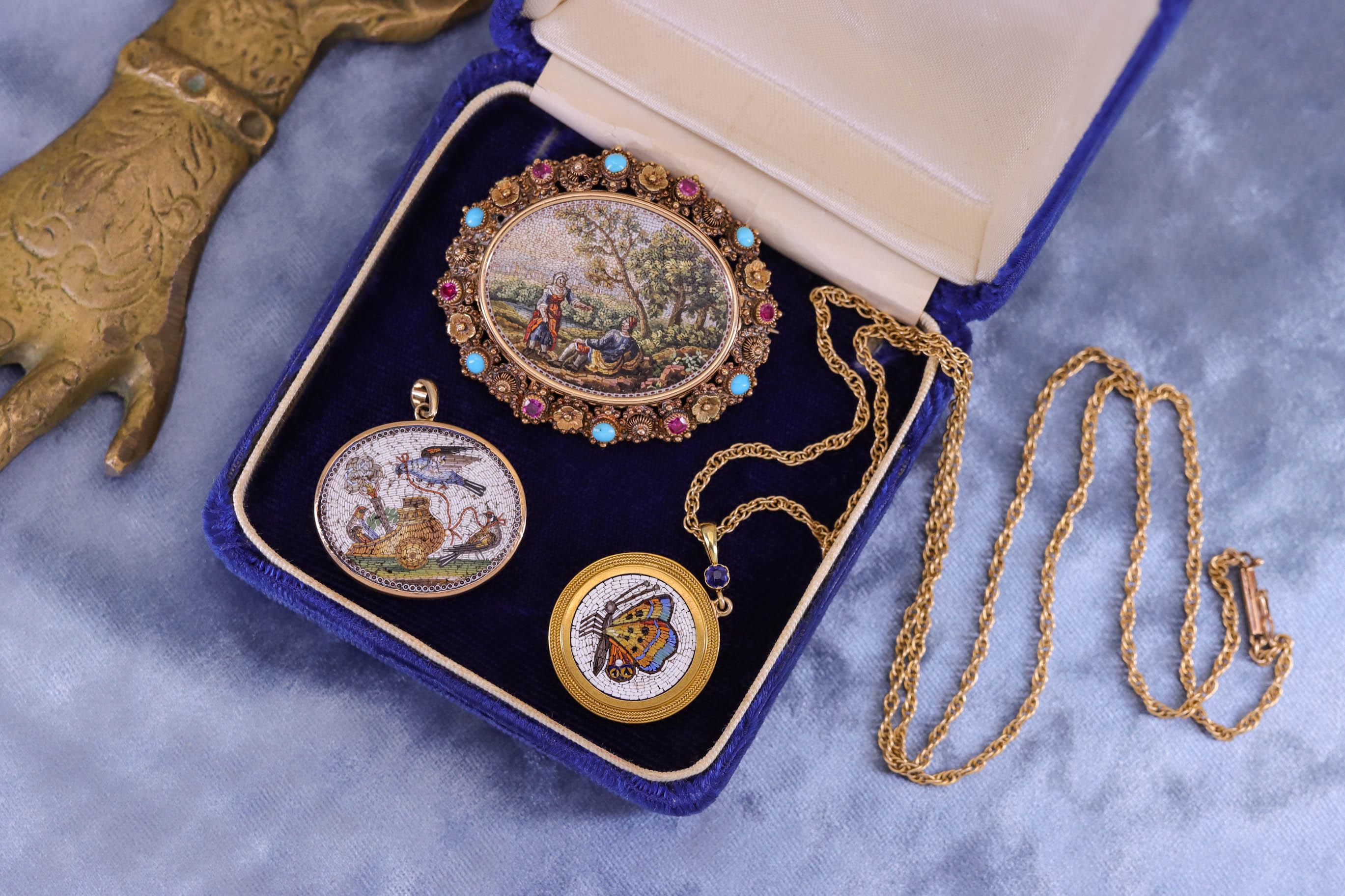 Ciondolo antico a forma di uccello a micromosaico in oro 14k in vendita 2