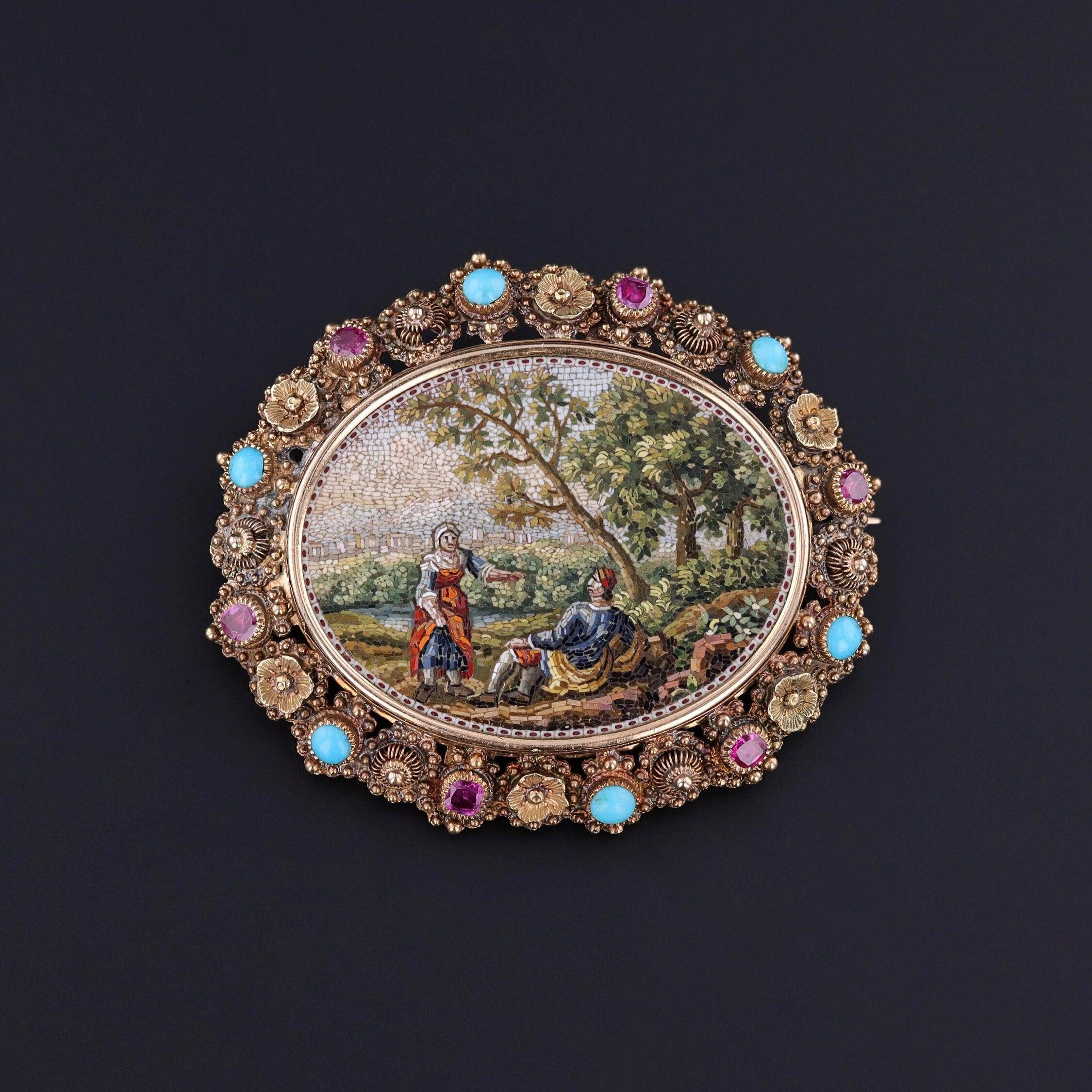Excepcional broche de micromosaico (hacia 1800-1825) que recuerda a una bella pintura de la época renacentista.

Creada por las manos de un maestro artesano, esta extraordinaria obra de arte en miniatura es excepcional en sus detalles, desde el