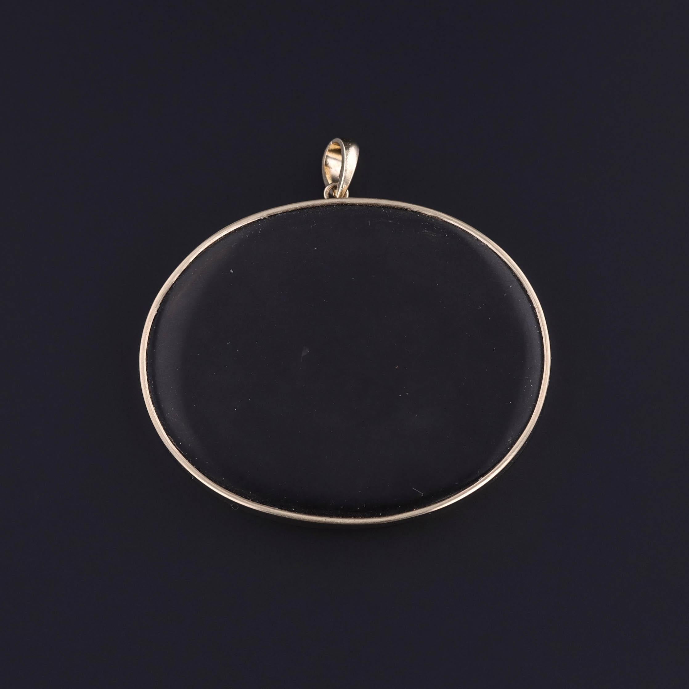 Georgien Antique Micromosaic Dove Pendant of 14k Gold en vente