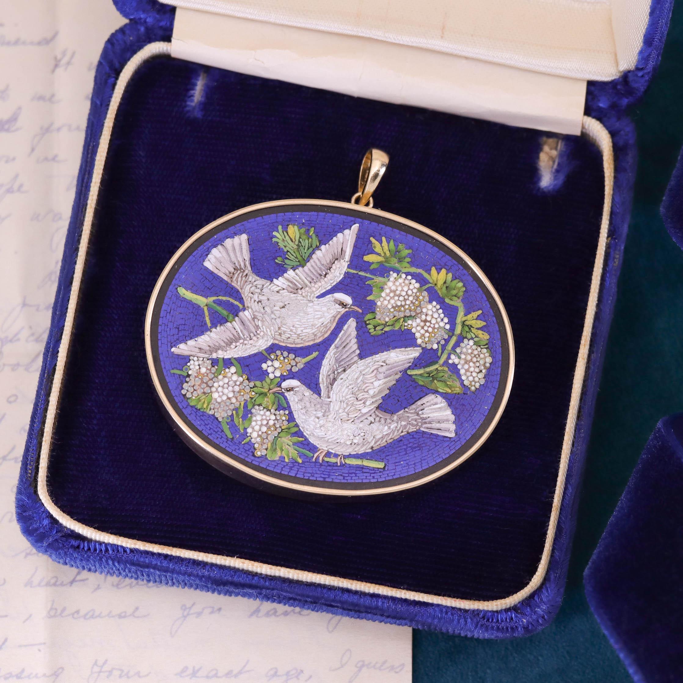 Antique Micromosaic Dove Pendant of 14k Gold Pour femmes en vente