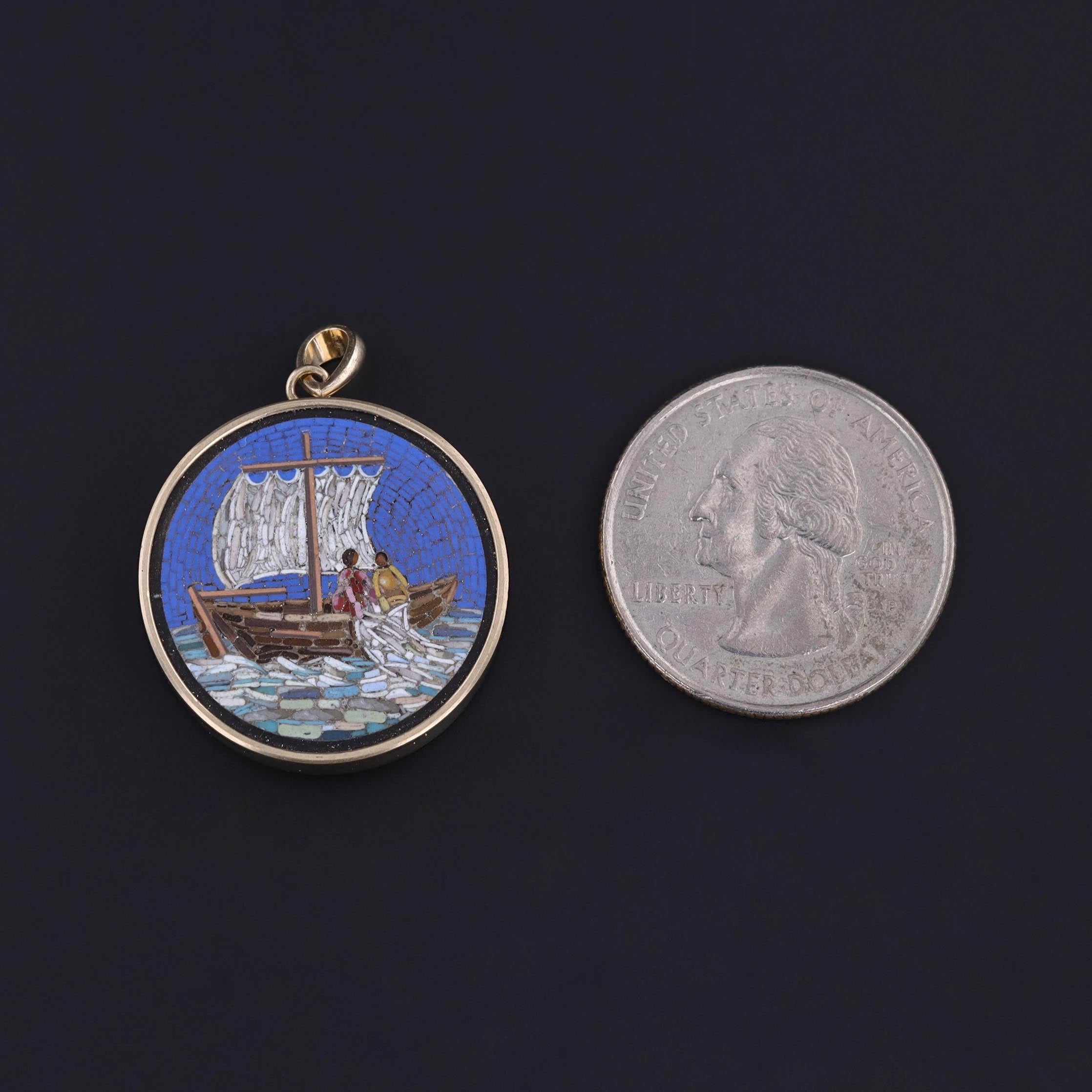 Ciondolo a micromosaico georgiano raffigurante una barca da pesca, incastonato in oro 14k (CIRCA 1830)

Questo straordinario ciondolo, un poetico scorcio nel passato, è stato meticolosamente realizzato utilizzando un antico micromosaico recuperato