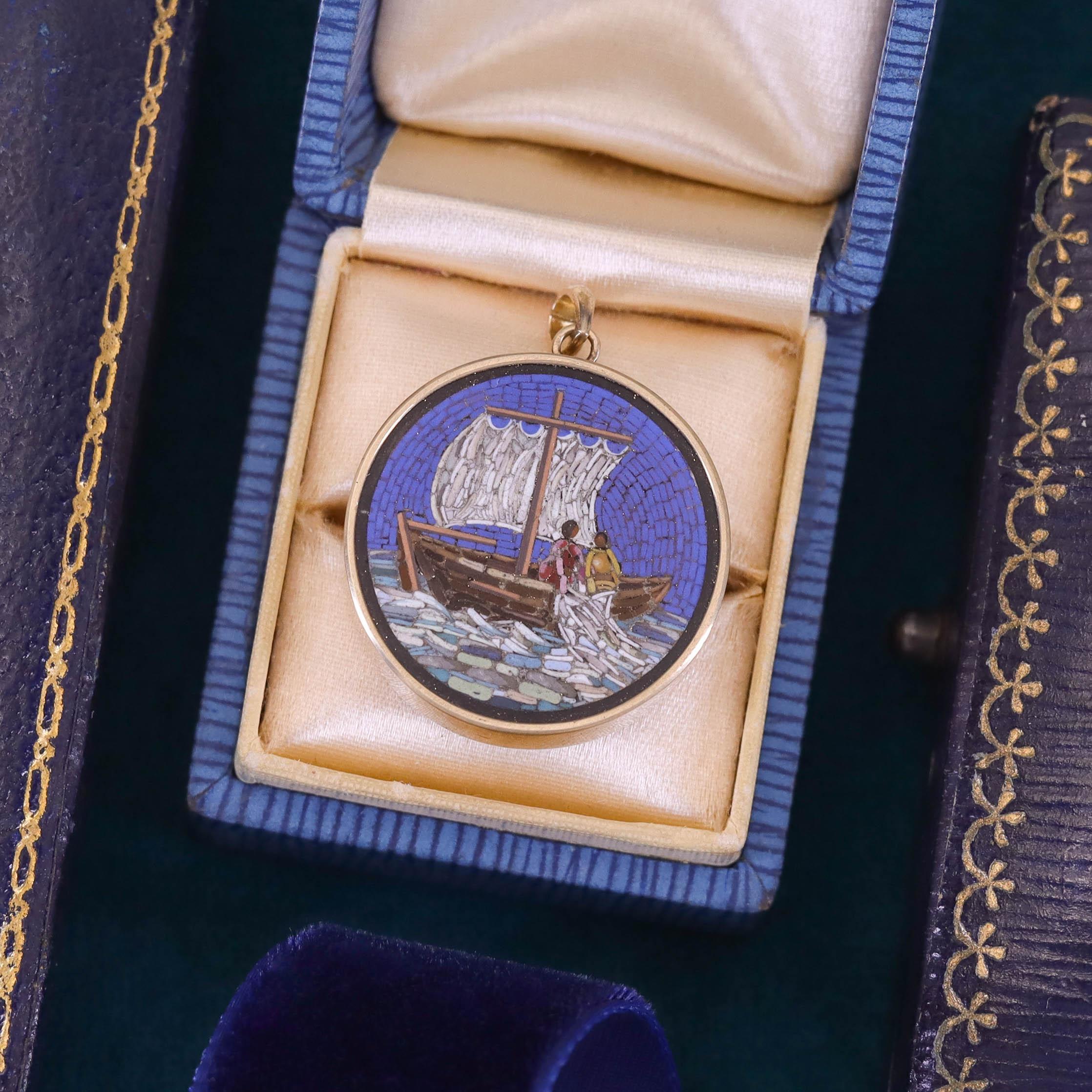 Donna Ciondolo antico a forma di barca da pesca a micromosaico in oro 14k in vendita