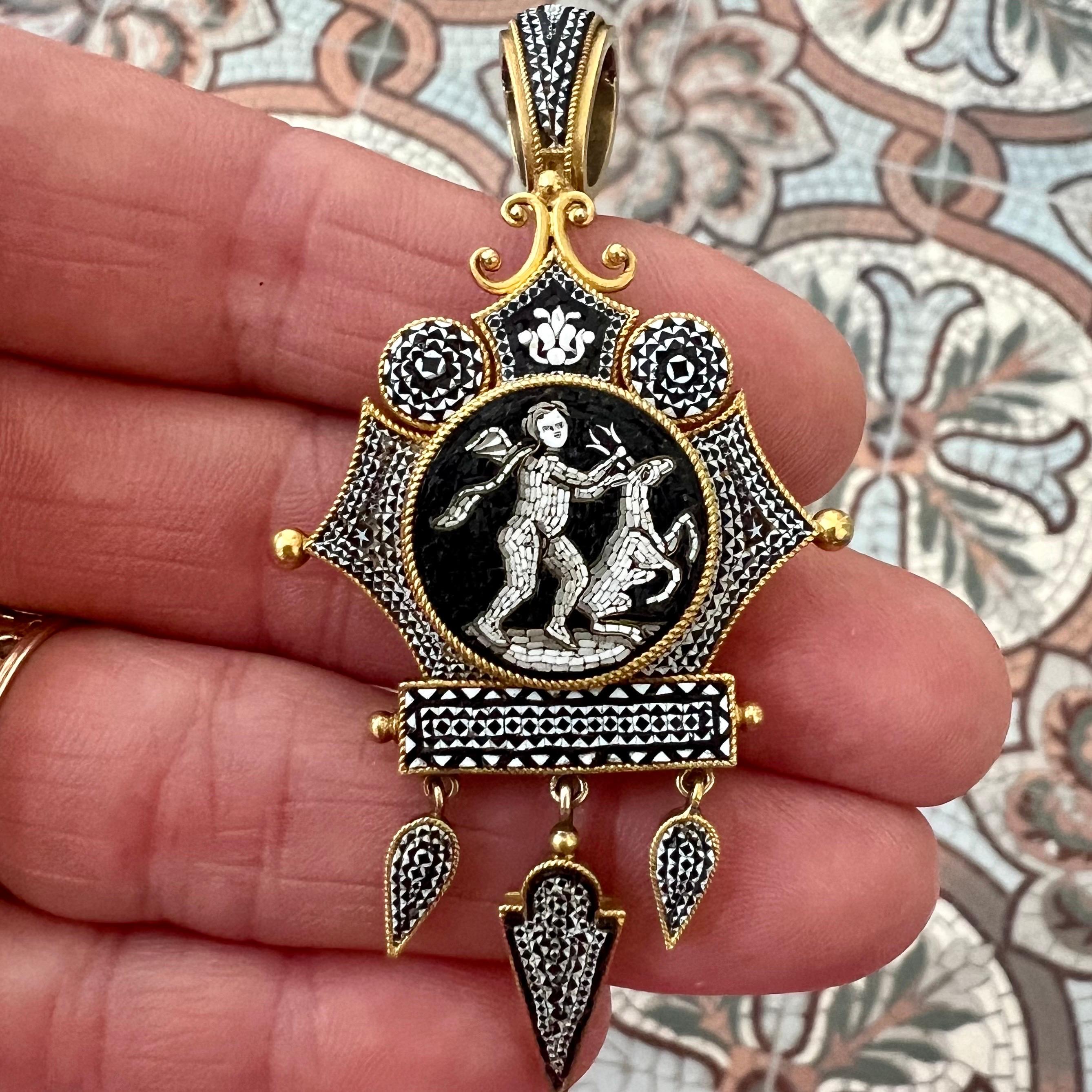 Diese Kombination aus antikem Mikromosaik-Anhänger und Brosche ist ein exquisites Beispiel für die italienische Kunst des 19. Jahrhunderts und wurde in meisterhafter Handarbeit aus 14-karätigem Gold gefertigt. Es ist ein Beispiel für die hohe