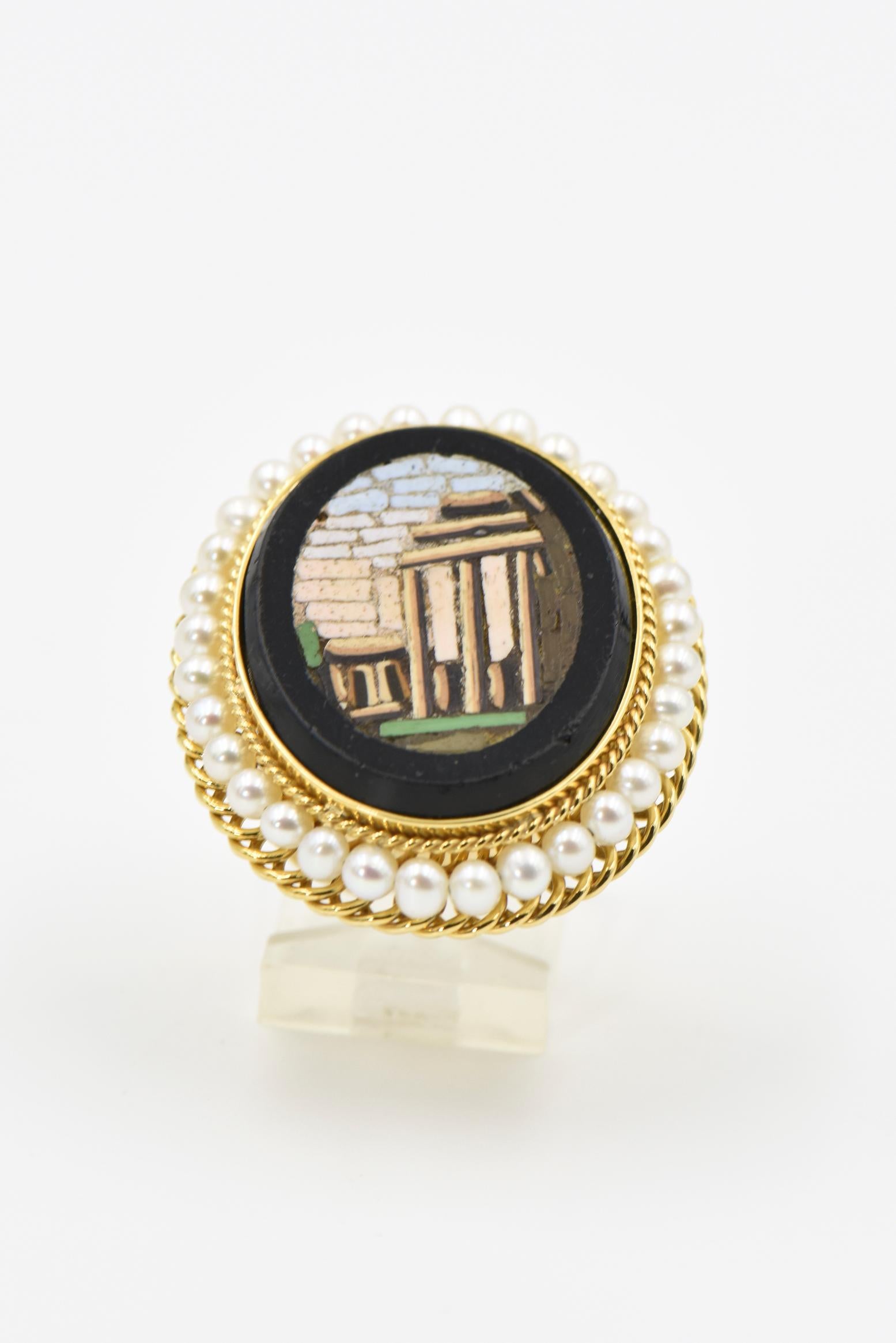 Victorien Bague ancienne en or et perle avec scène d'architecture romaine en micro-mosaïque en vente