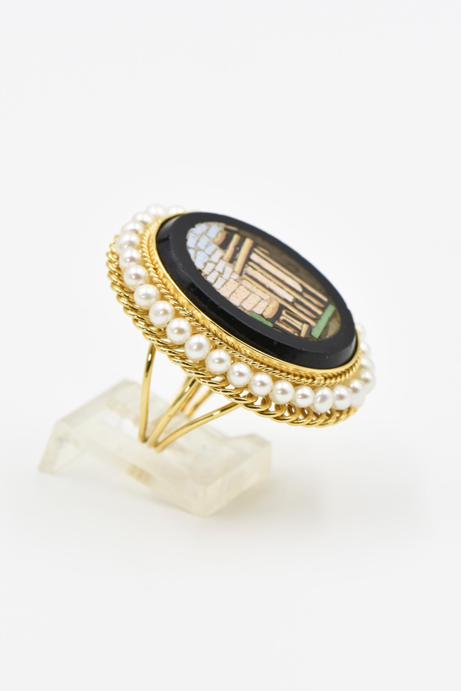 Bague ancienne en or et perle avec scène d'architecture romaine en micro-mosaïque en vente 2