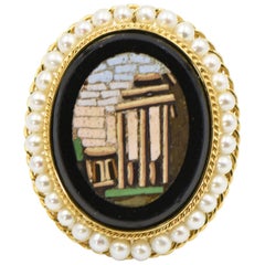 Bague ancienne en or et perle avec scène d'architecture romaine en micro-mosaïque