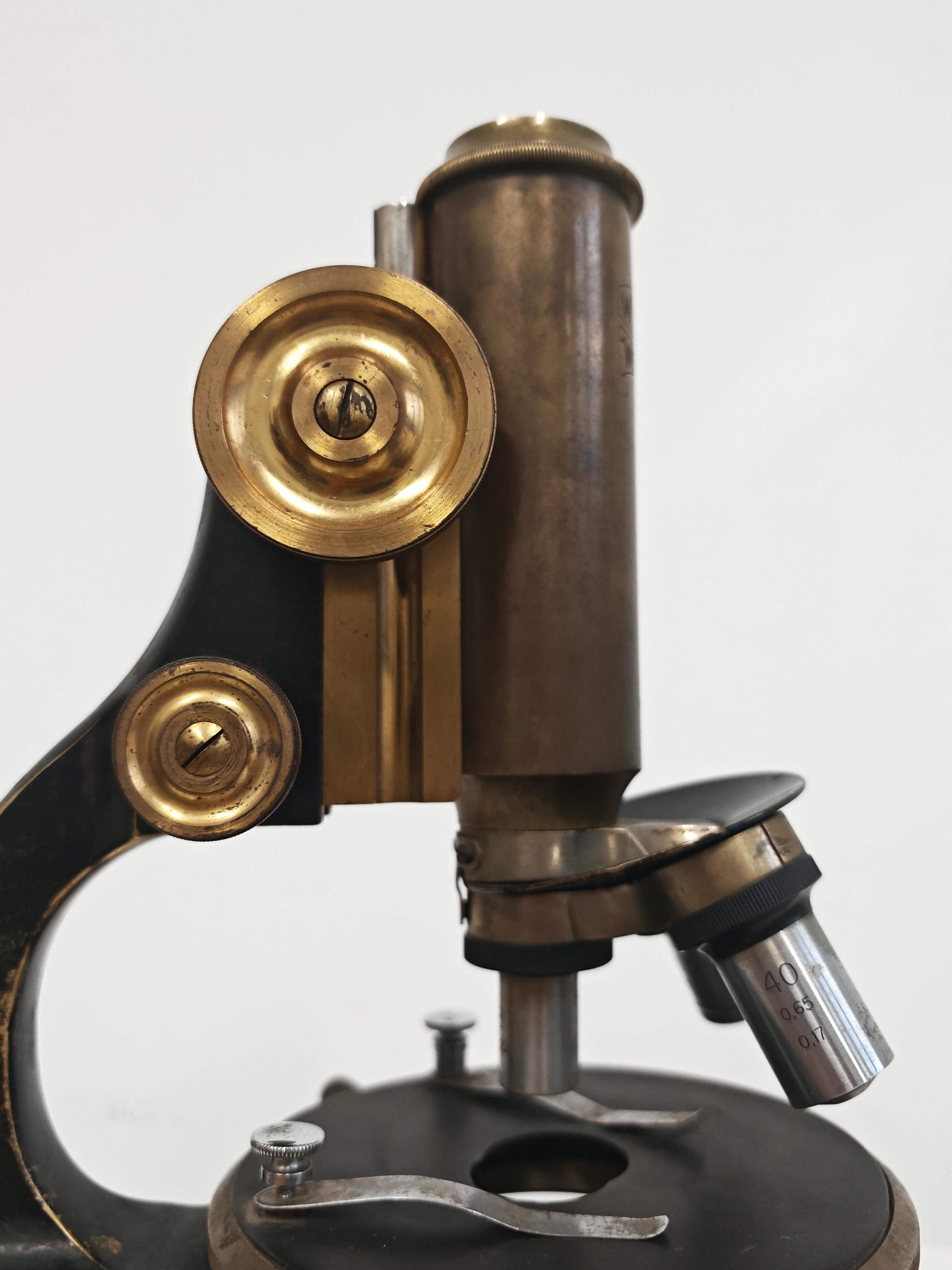 In diesem Angebot finden Sie ein seltenes antikes Mikroskop, hergestellt von W. Klein in Wetzlar. Das Mikroskop verfügt über einen massiven Messingkörper, der eine reiche Patina entwickelt hat, und es ist mit optischen Linsen von Carl Zeiss