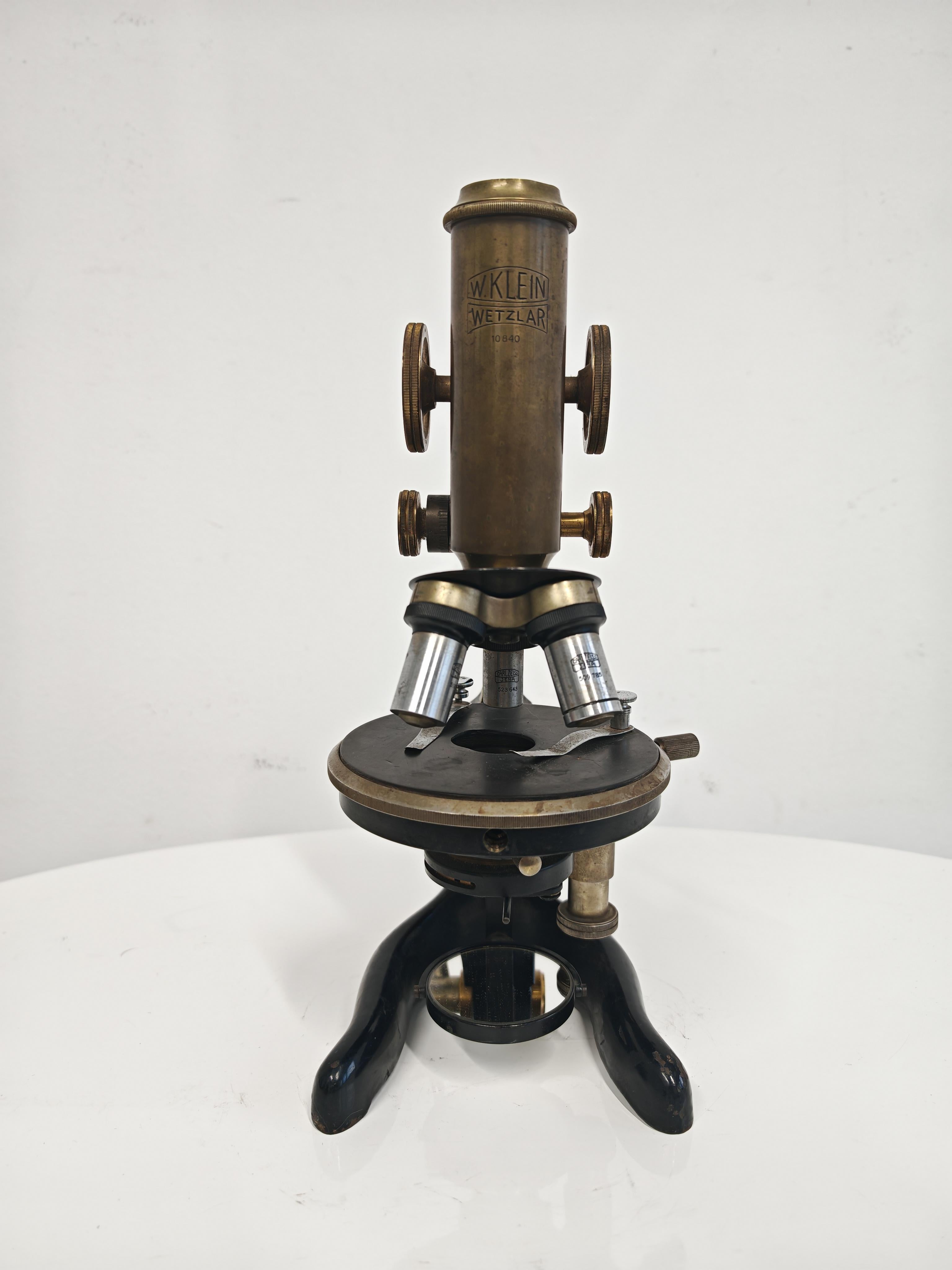 Antikes Mikroskop von W. Klein Wetzlar mit optischen Linsen von Carl Zeiss, Deutschland (Messing) im Angebot