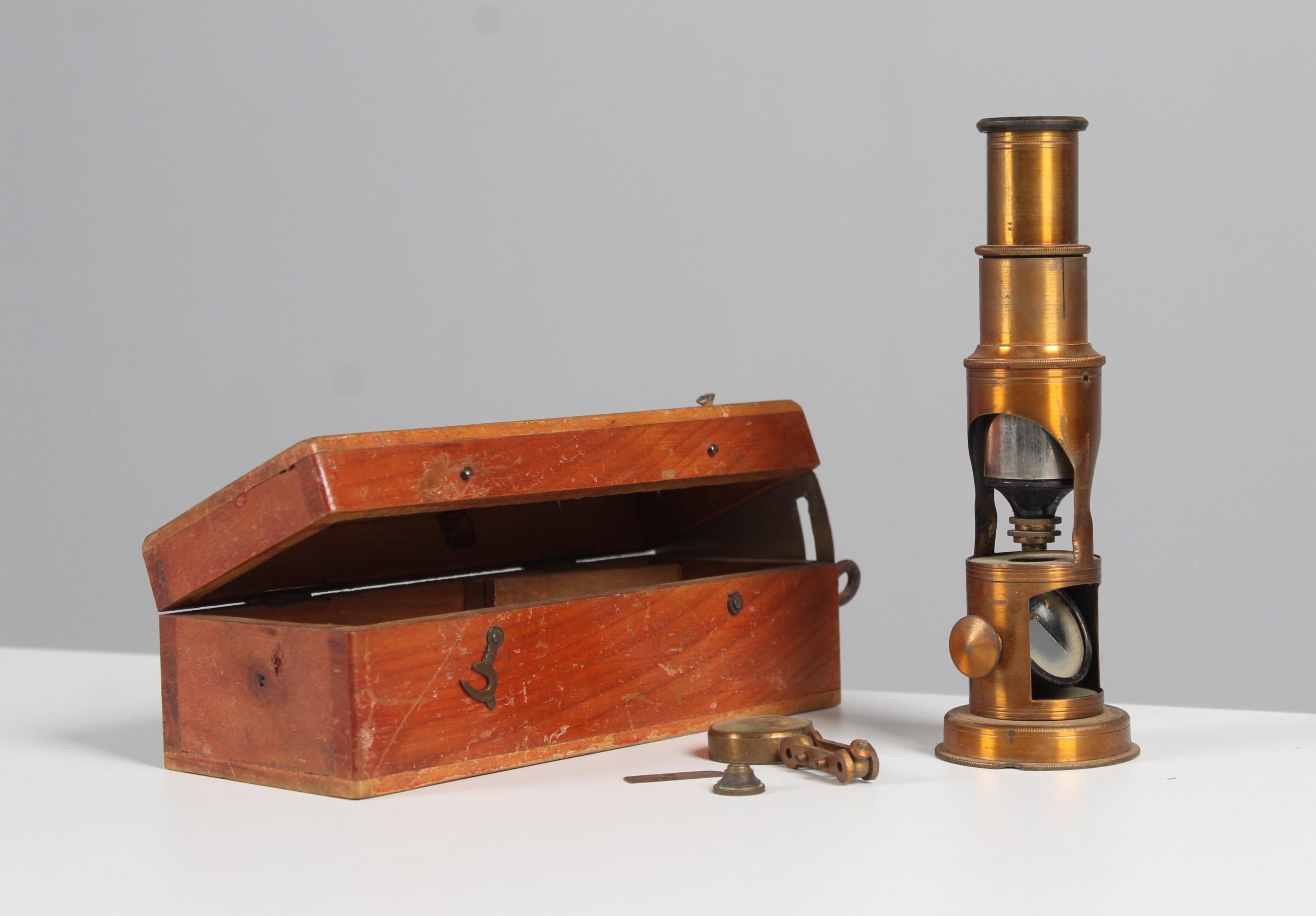 Antikes Mikroskop in Originalverpackung, um 1900 (20. Jahrhundert) im Angebot
