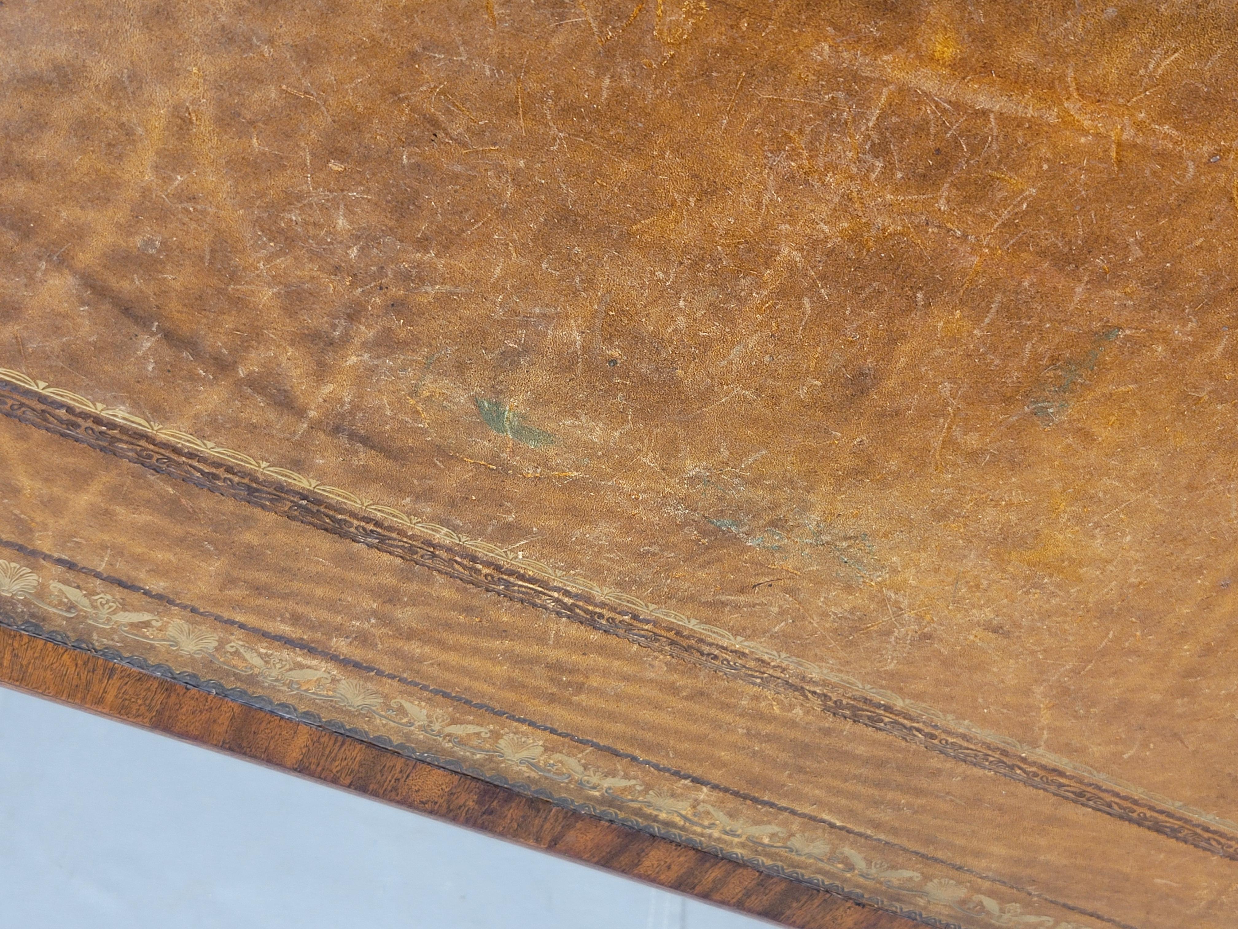Antica scrivania in mogano inglese della metà dell'800 con piano in pelle lavorata 3