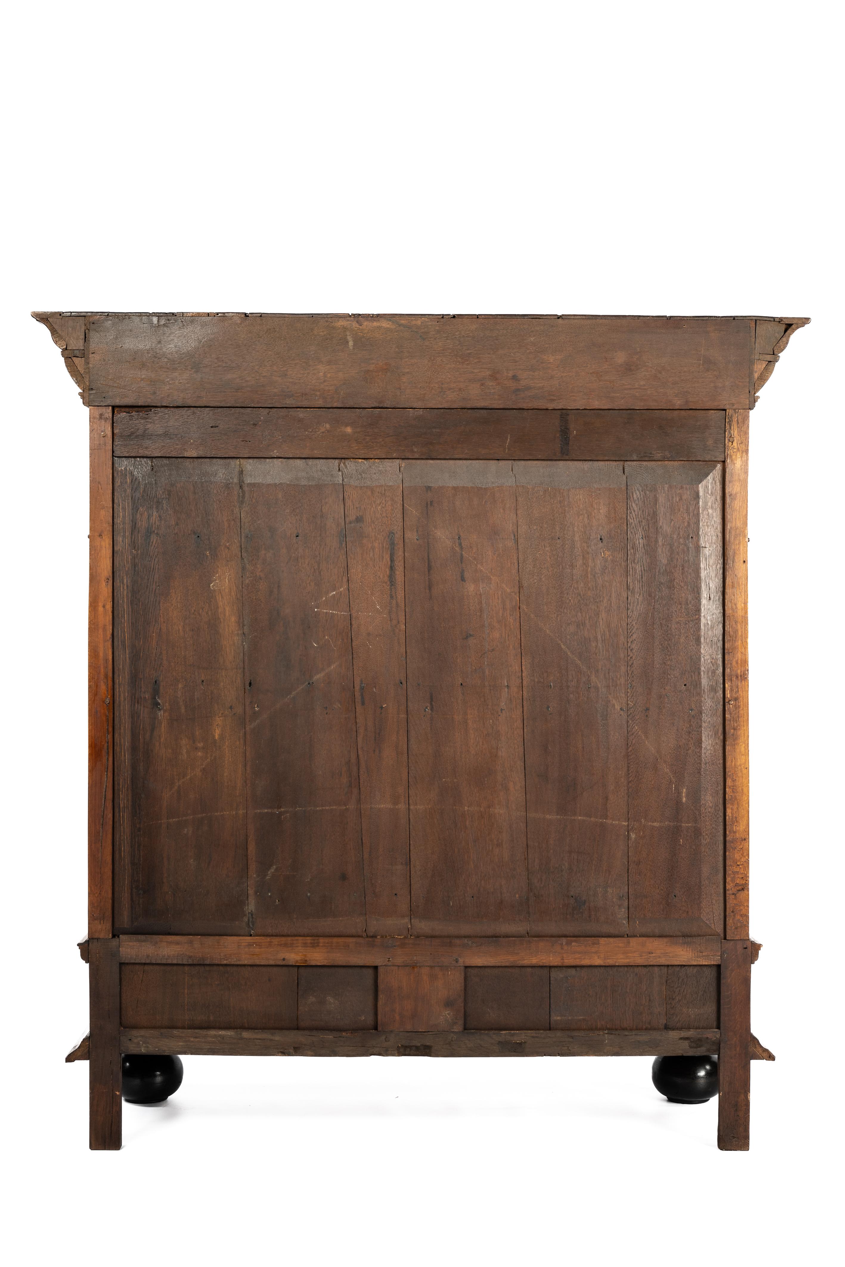 Antique mid-18th century Dutch Renaissance Warm Honey  Color Oak Cabinet  In Good Condition In Casteren, NL