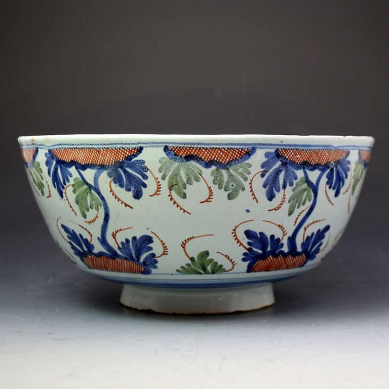 Antique Mid 18th Century English Delftware Bowl with Polychrome Decoration In Excellent Condition For Sale In Woodstock, OXFORDSHIRE