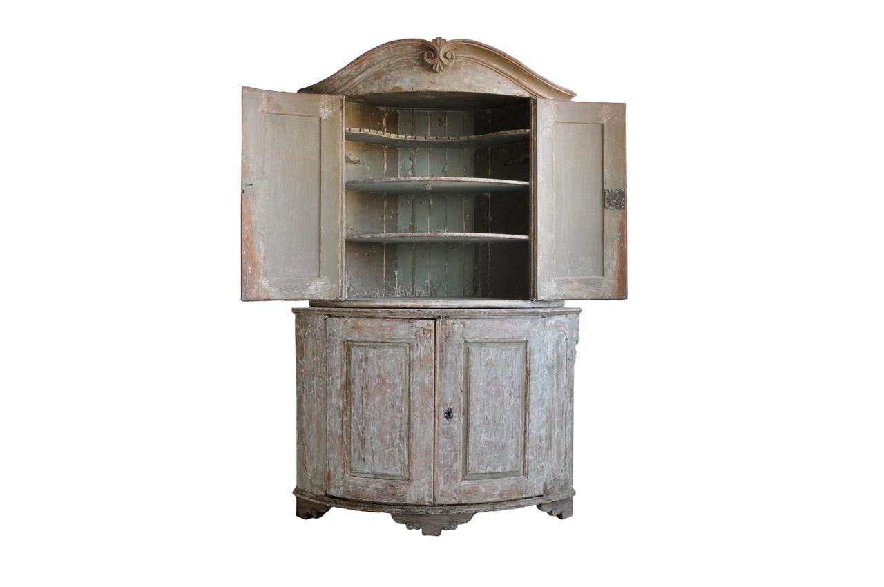 Antique Mid-18th Century Swedish Rococo Corner Cabinet with Original Paint In Good Condition In Tetbury, Gloucestershire