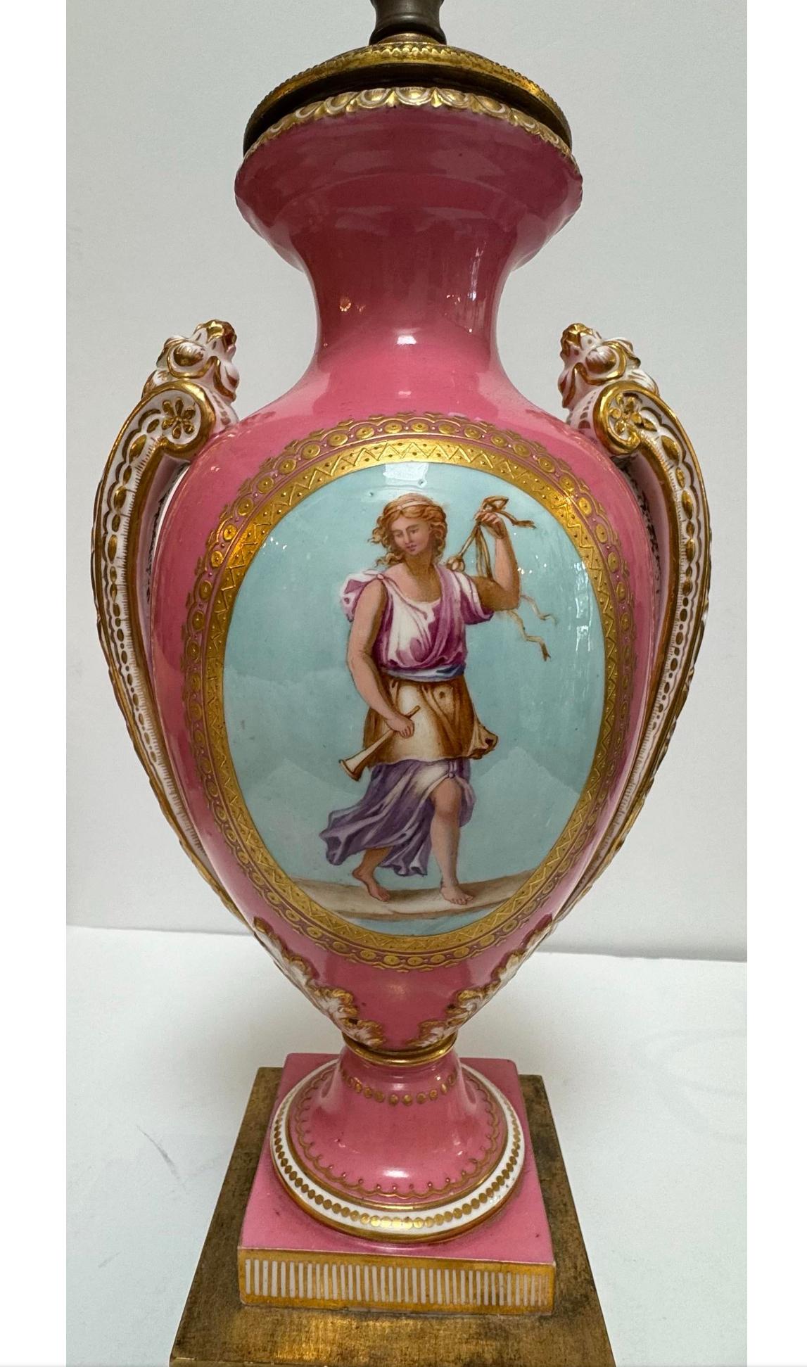 Antique Mid 19c Coalport Hand Painted Porcelain Vase Now a Lamp. C 1855-1860. Plus tard électrifié. 
