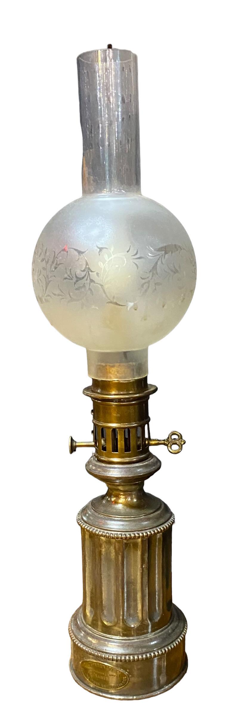 Une charmante lampe modérateur en laiton tolélé Louis Philippe ancienne, maintenant électrifiée pour une utilisation moderne. 
Créez une ambiance française chic en utilisant cette lampe d'appoint dans votre bureau, votre salon, votre salle à manger,