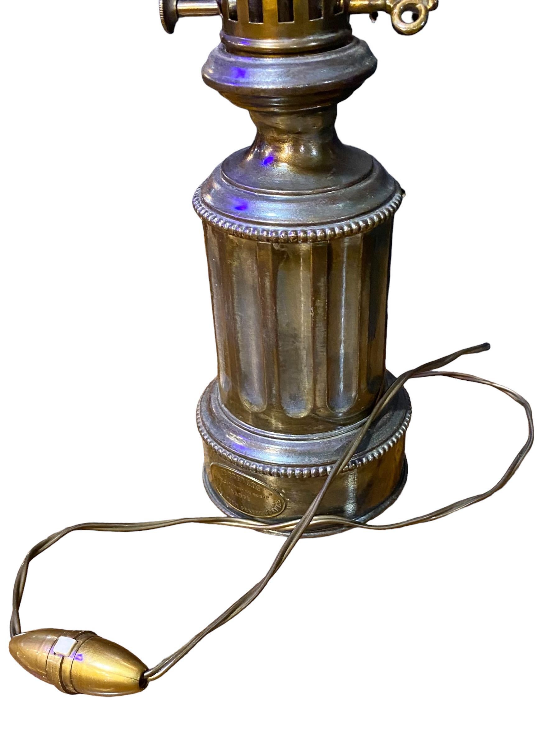 Français Ancienne lampe modératrice française du milieu du 19e siècle maintenant électrifiée