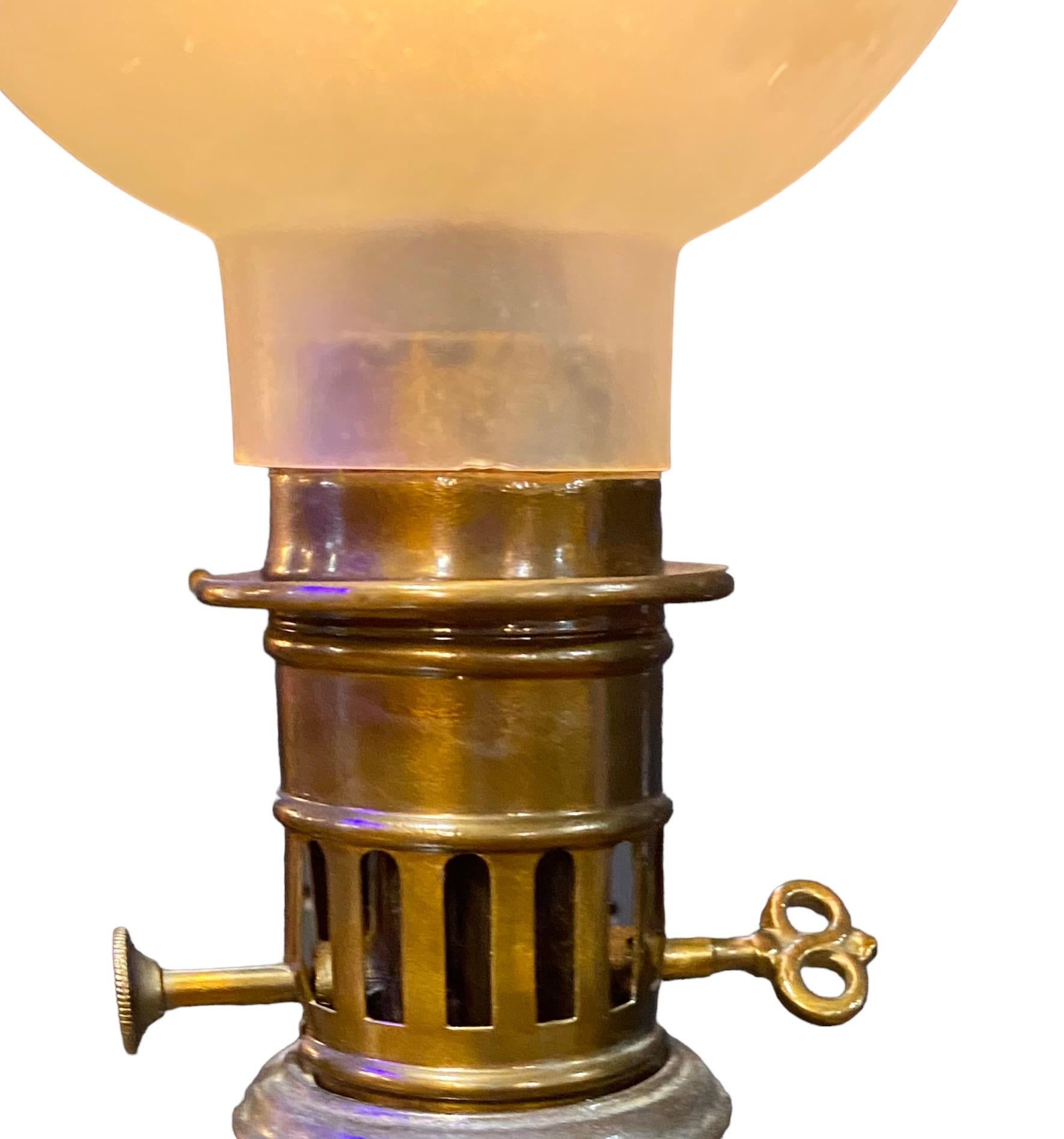 Milieu du XIXe siècle Ancienne lampe modératrice française du milieu du 19e siècle maintenant électrifiée
