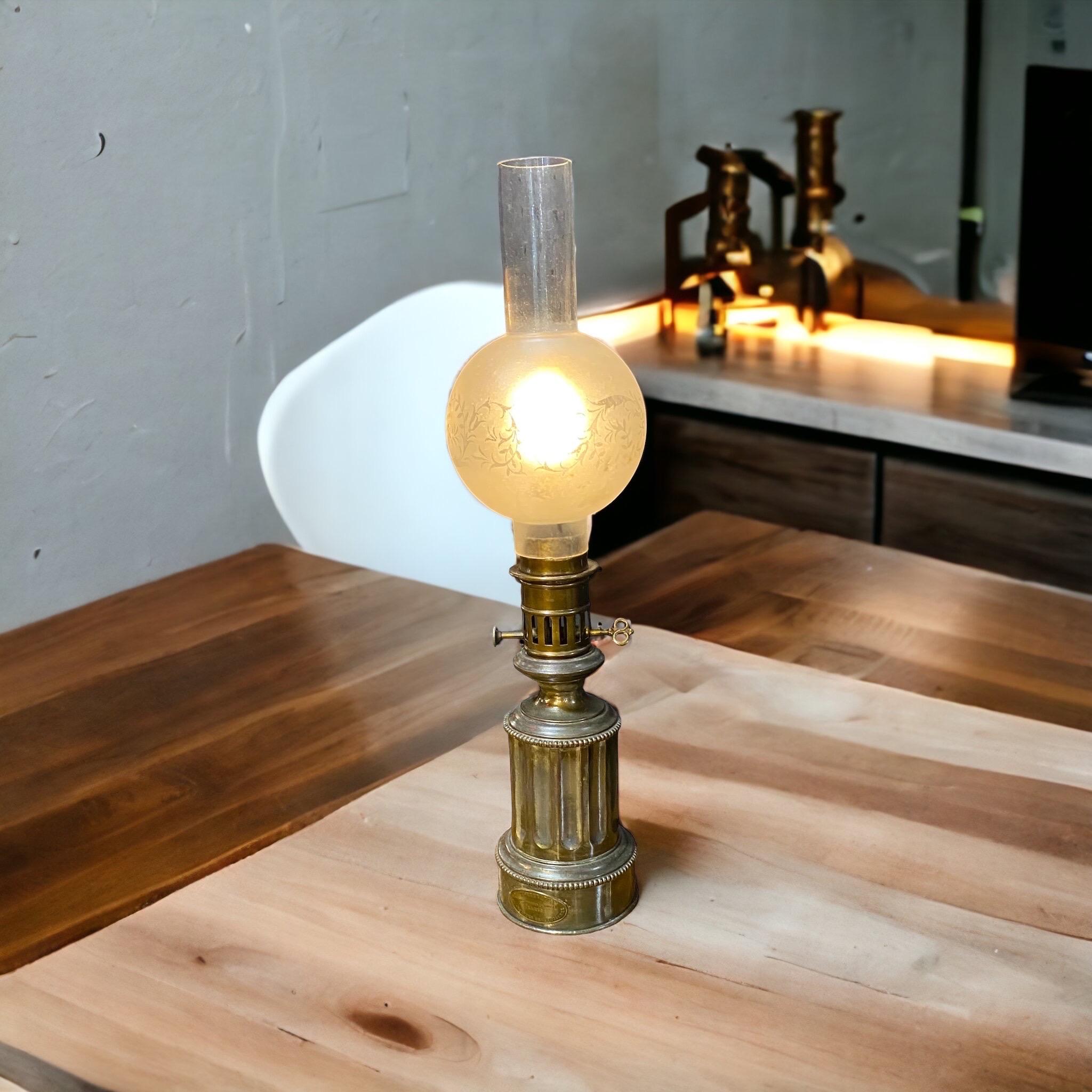 Verre Ancienne lampe modératrice française du milieu du 19e siècle maintenant électrifiée
