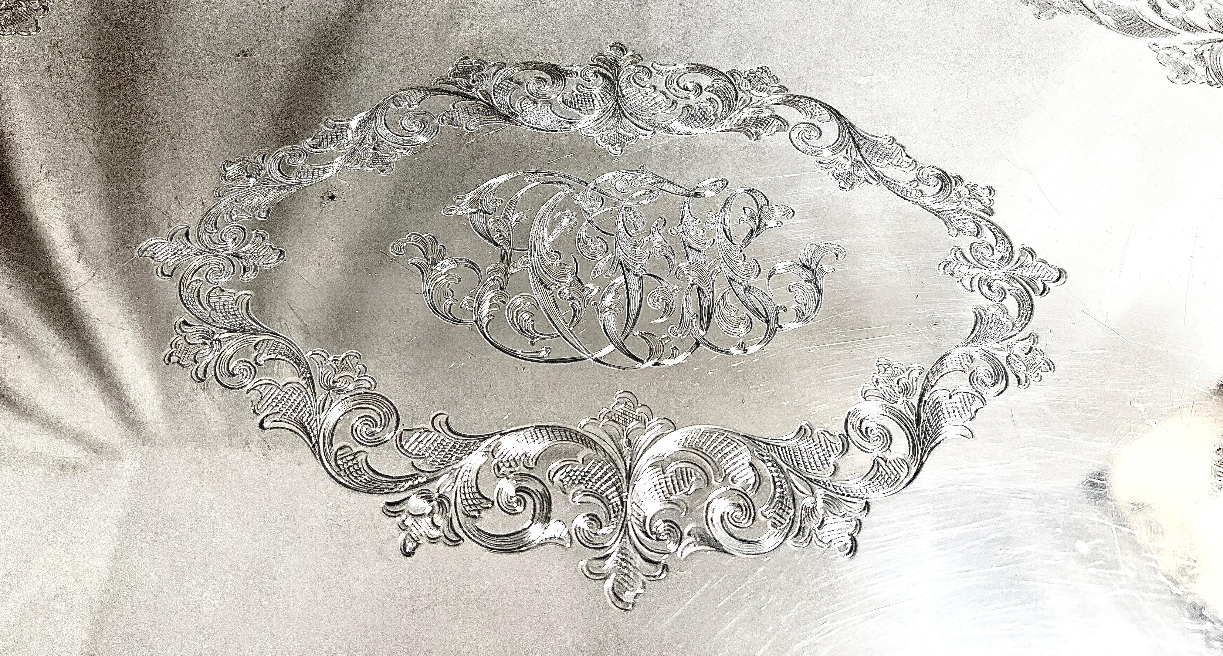 Plateau américain ancien en argent sterling du milieu du 19e siècle fabriqué par S. Kirk & Son.
Avec de jolies fleurs repoussées le long de la bordure.