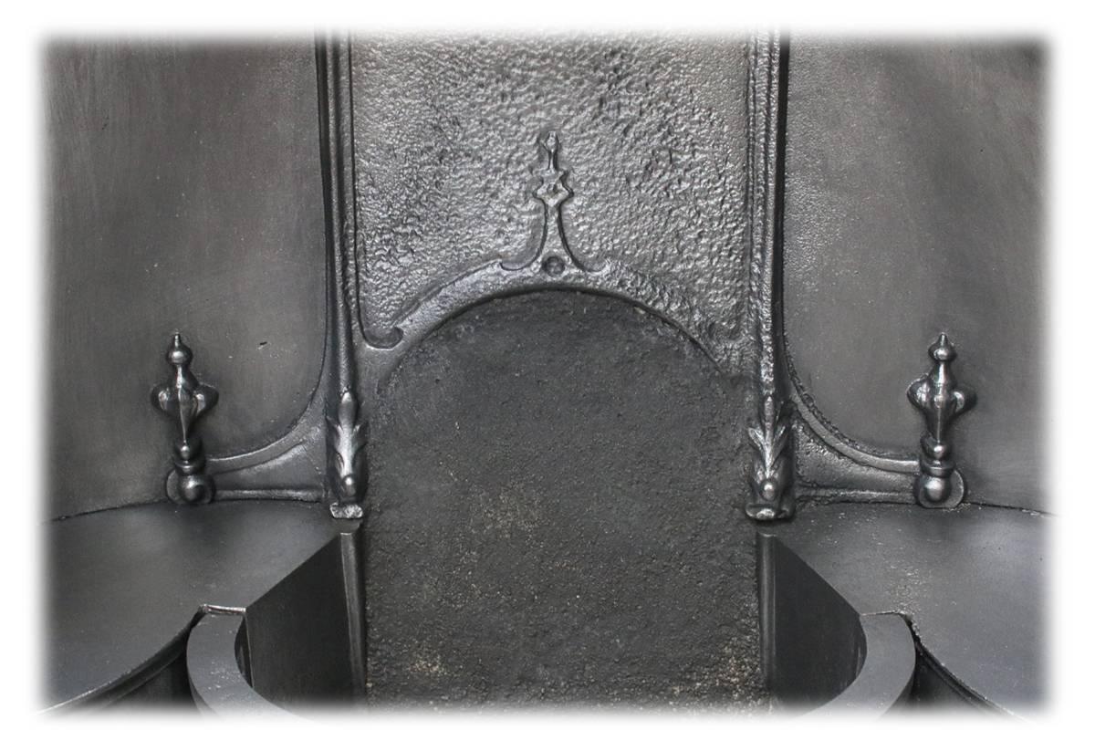 Antique mid-19th century cast iron fireplace grate. A simple grate is flanked by plain curved hob plates, all set within a decorative arched frame, circa 1850. 

This grate has been finished the traditional black grate polish, leaving a gun metal or