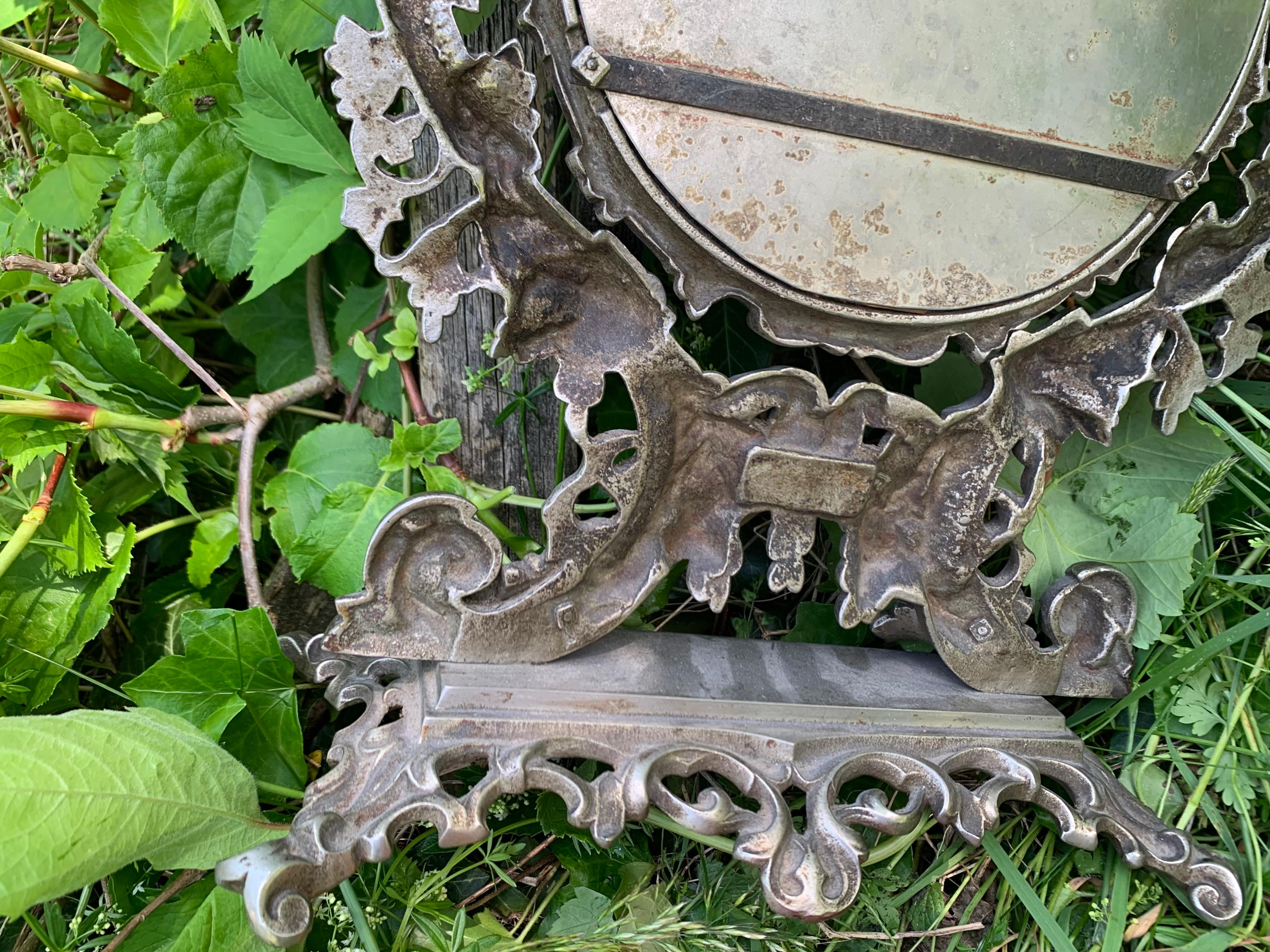 Antique Mid-19th Century Cast Iron Mirror Vine Leaves Vine Wine Grapes  en vente 1
