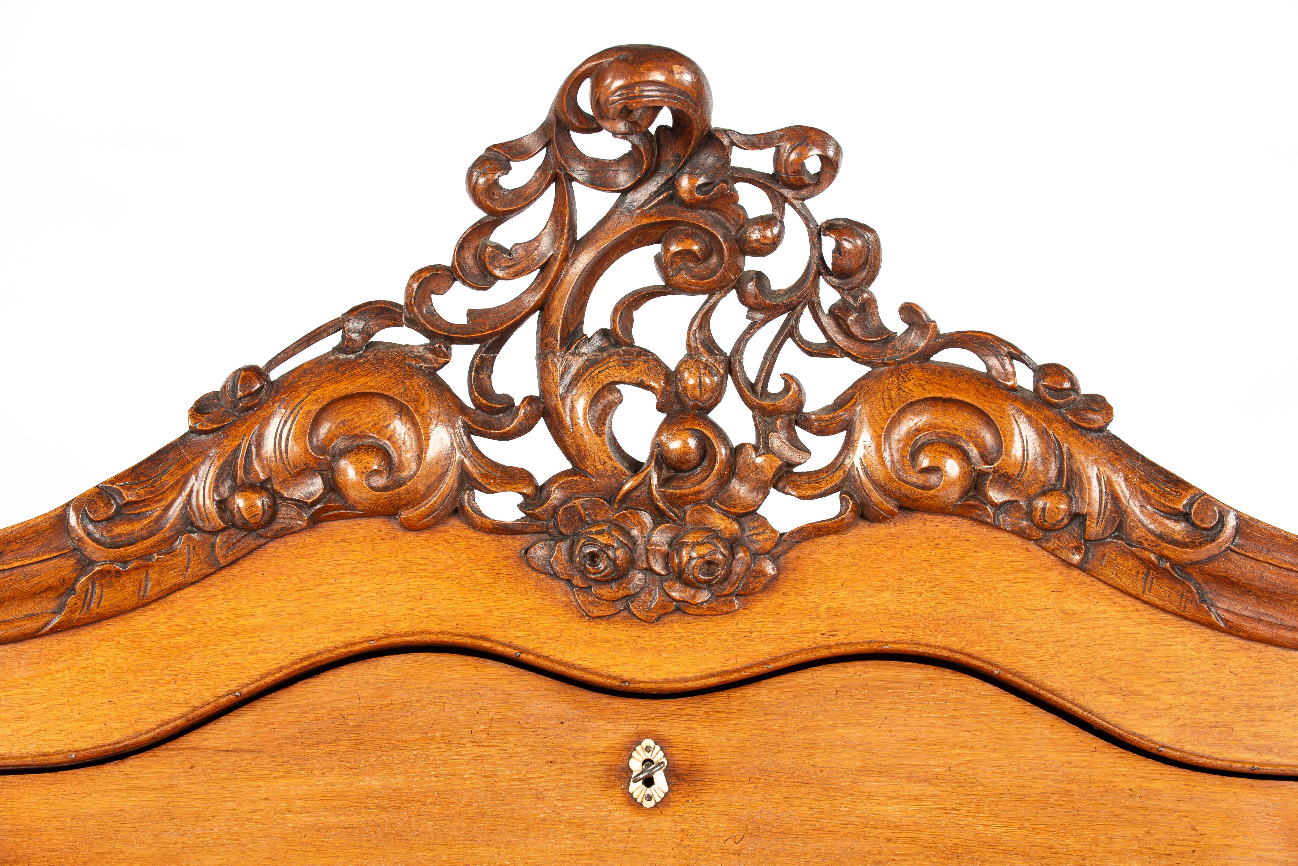 Antique mid 19th century Dutch honey color oak Biedermeier Secretary Desk For Sale 4