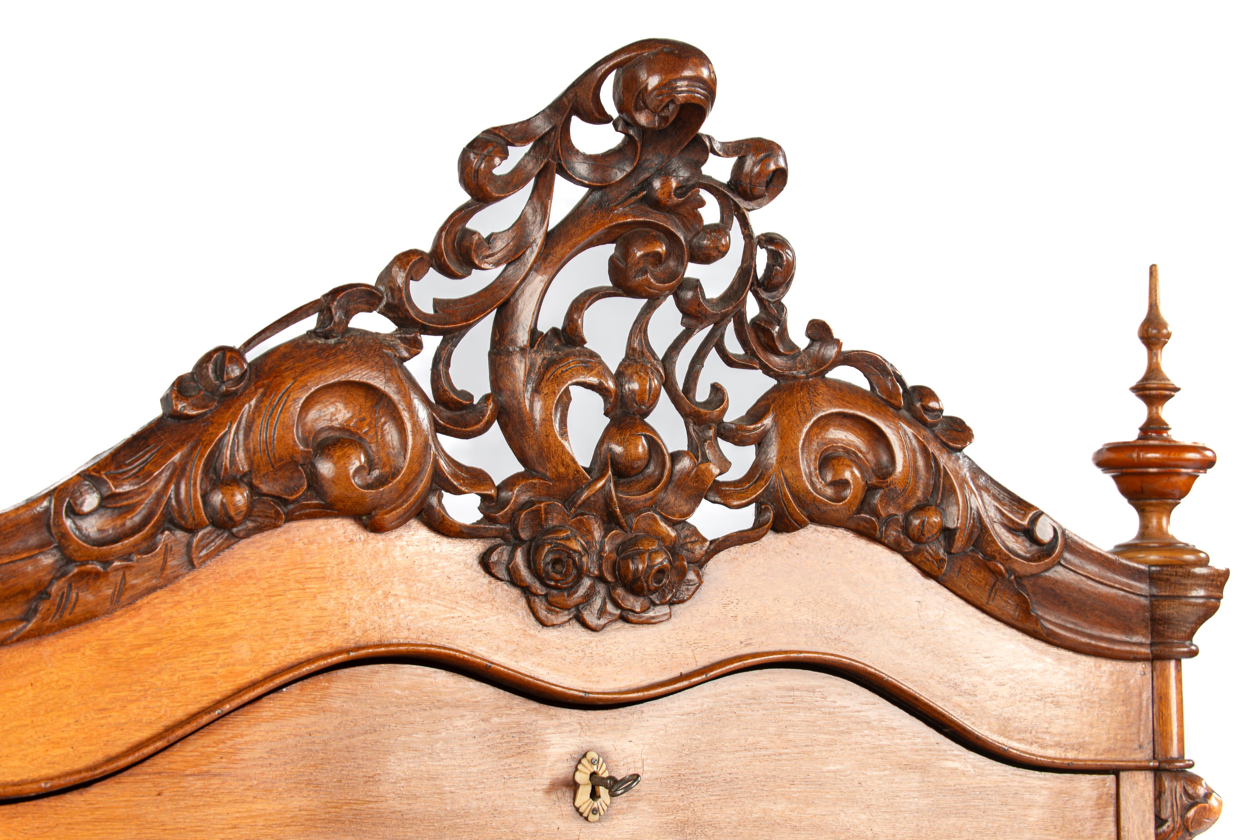 Antique mid 19th century Dutch honey color oak Biedermeier Secretary Desk For Sale 5