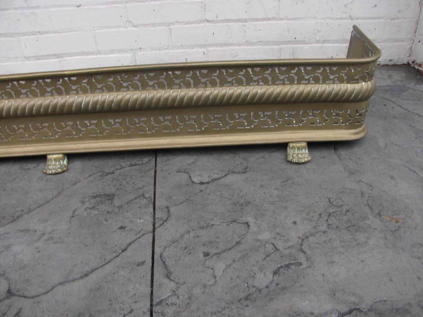 Antique Classical Mid-19th Century English Pierced Brass Fireplace Fender In Good Condition In Port Jervis, NY