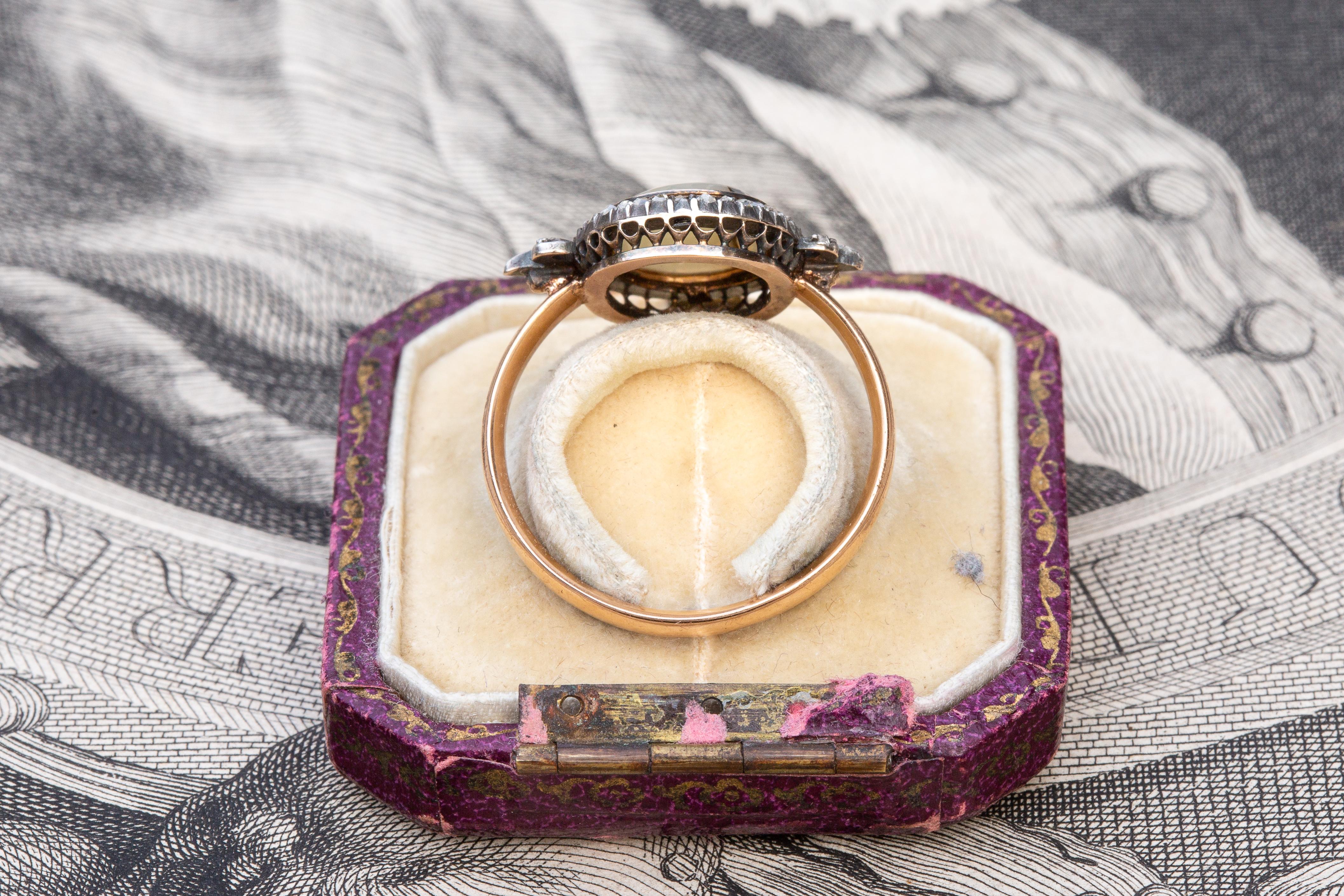 Victorian Antique Mid-19th Century, French 18K Agate and Rose Cut Diamond Cluster Ring For Sale
